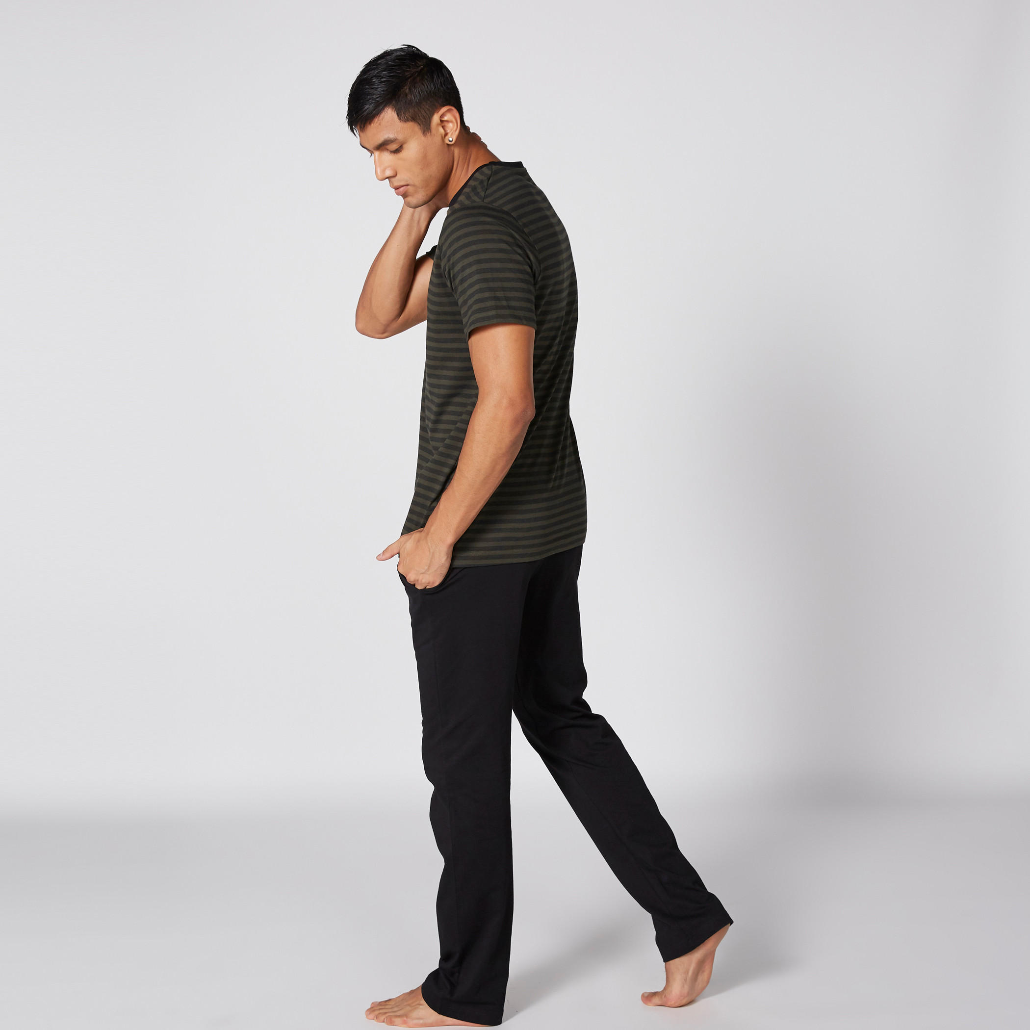 تيشيرت مقلم بياقة مستديرة وأكمام قصيرة-men-clothing-nightwear-sets-image-1