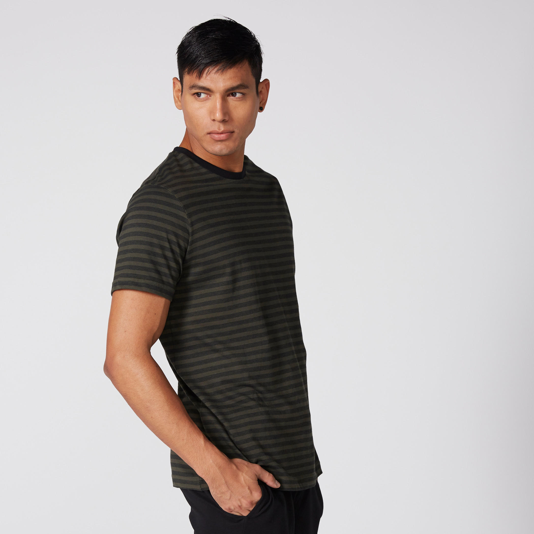 تيشيرت مقلم بياقة مستديرة وأكمام قصيرة-men-clothing-nightwear-sets-image-2