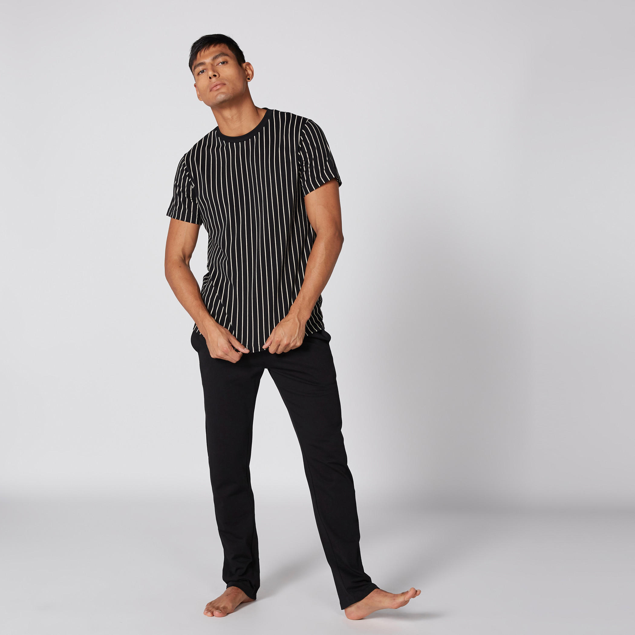 تيشيرت مقلّم بياقة مستديرة وأكمام قصيرة-men-clothing-nightwear-sets-image-1