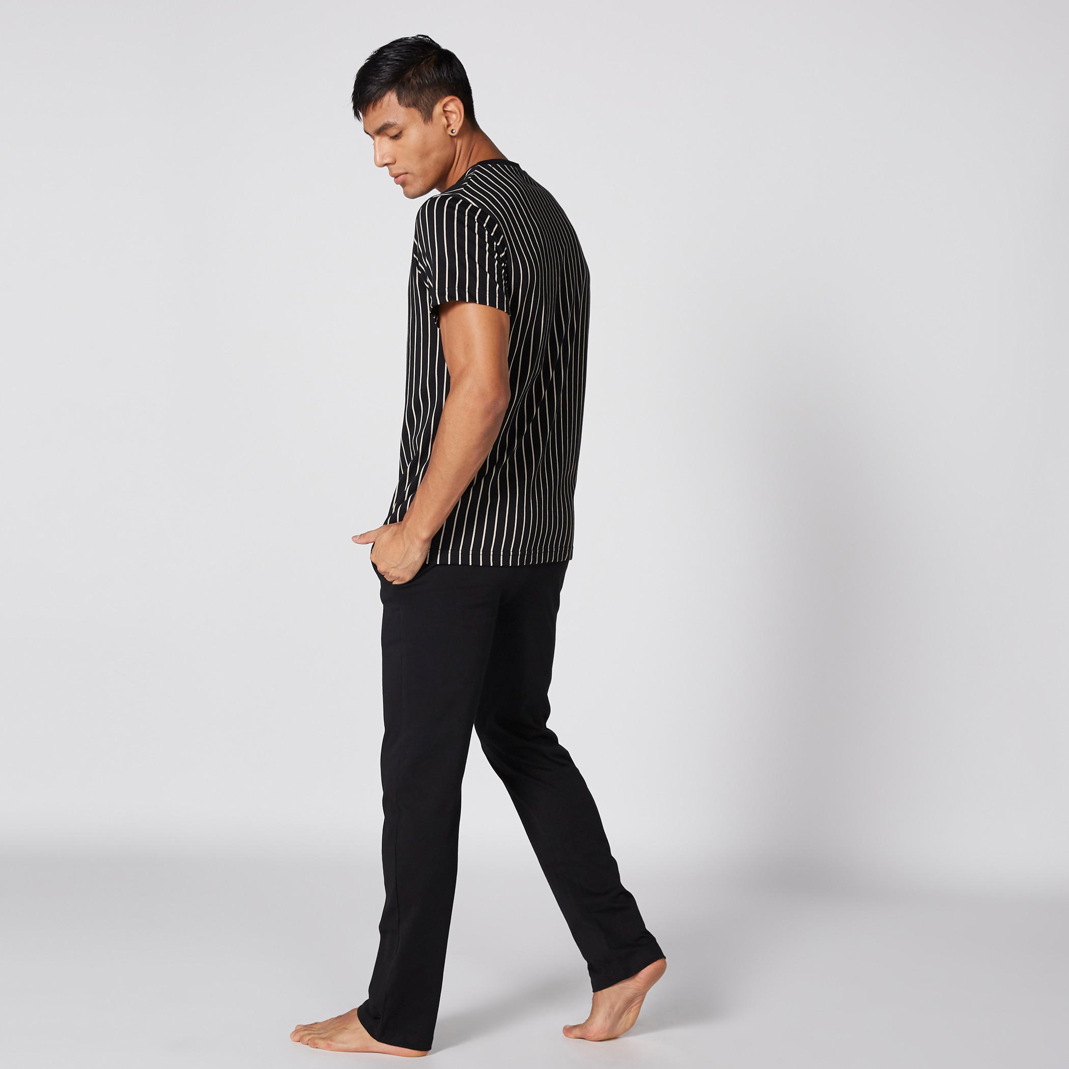 تيشيرت مقلّم بياقة مستديرة وأكمام قصيرة-men-clothing-nightwear-sets-image-3