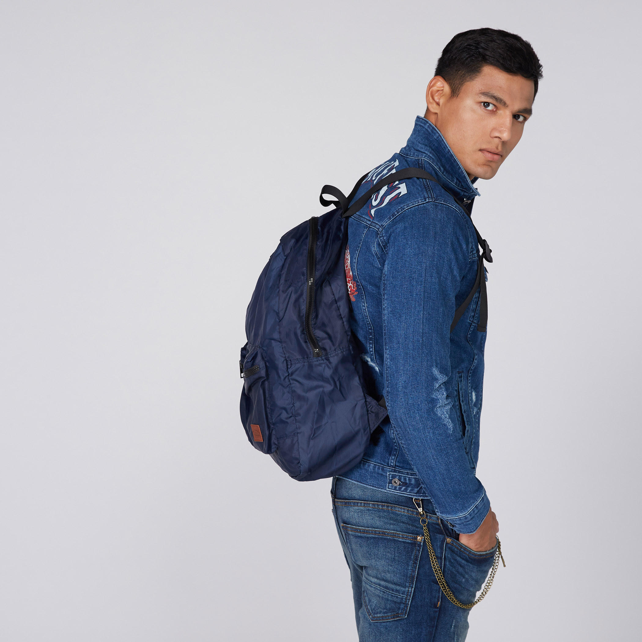حقيبة ظهر بجيوب عديدة وسحّاب إغلاق وحمّالات قابلة للتعديل-men-bags-image-5