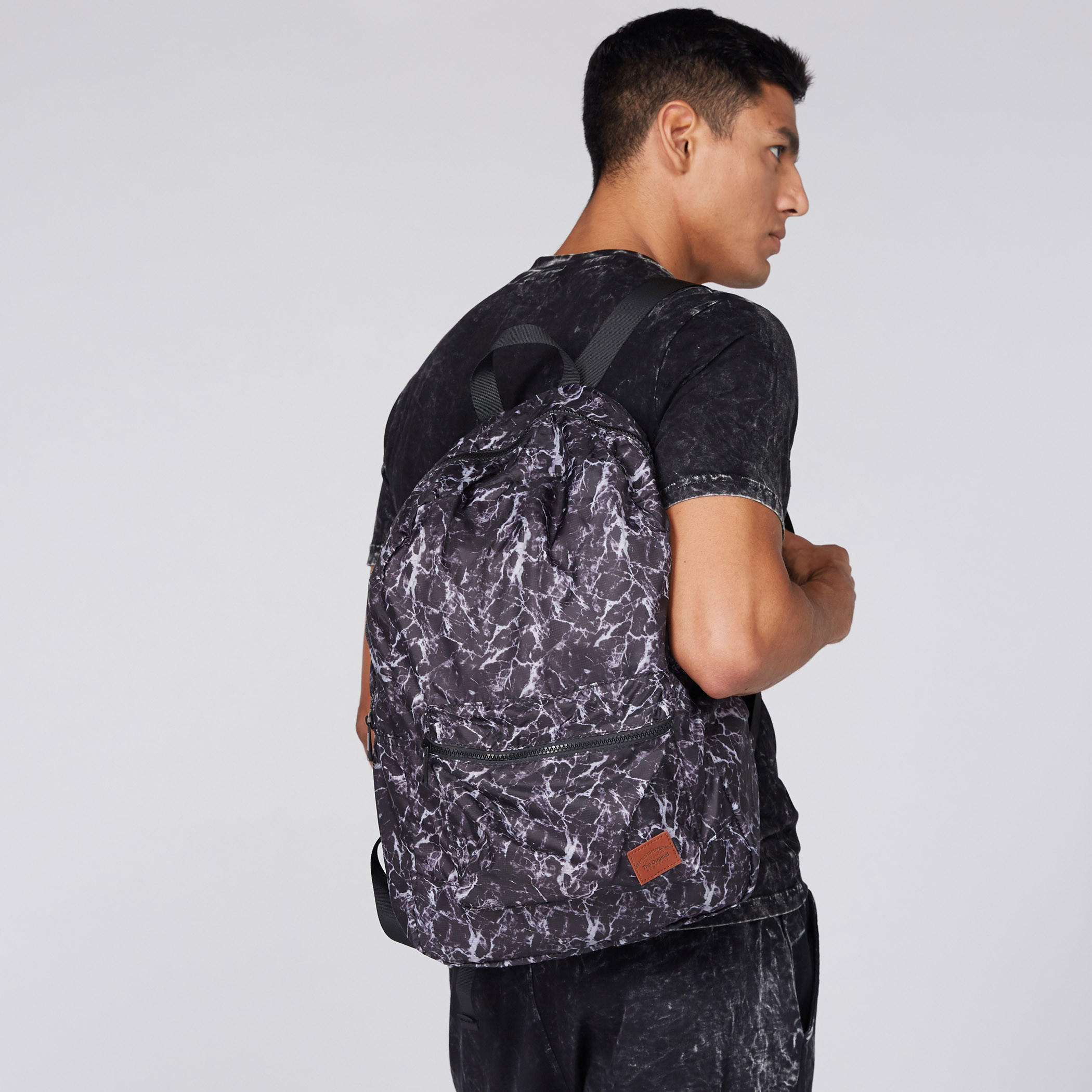 حقيبة ظهر بطبعات وسحاب إغلاق وحمالات قابلة للتعديل-men-bags-image-2