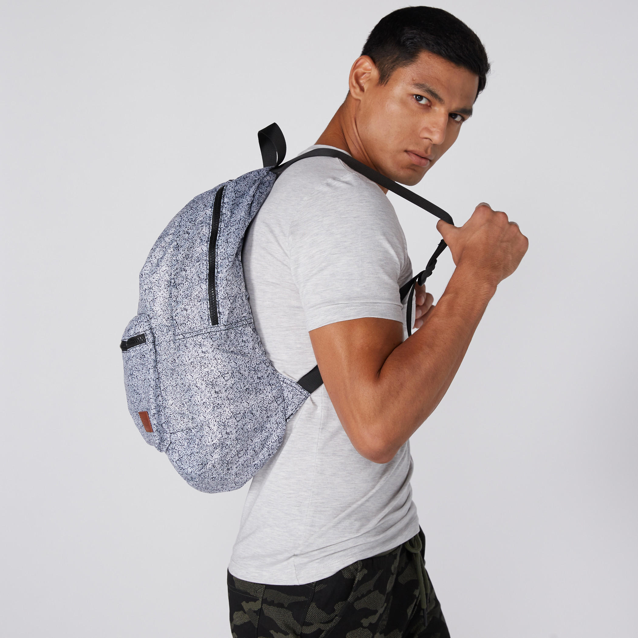 حقيبة ظهر بطبعات وسحاب إغلاق وحمالات قابلة للتعديل-men-bags-image-5