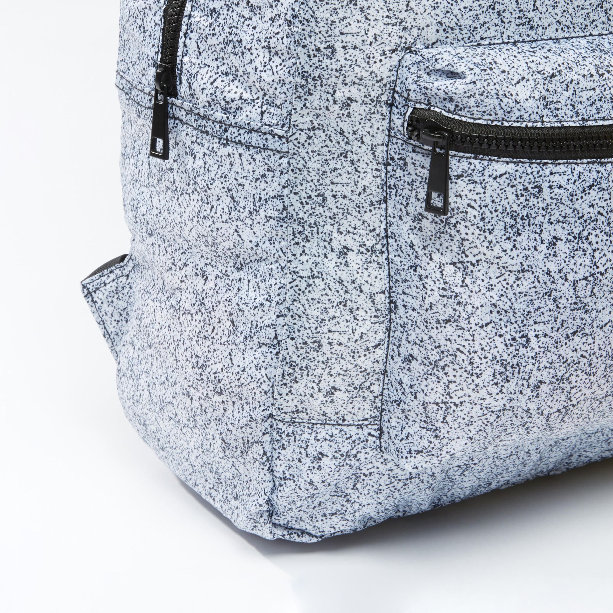 حقيبة ظهر بطبعات وسحاب إغلاق وحمالات قابلة للتعديل-men-bags-image-1