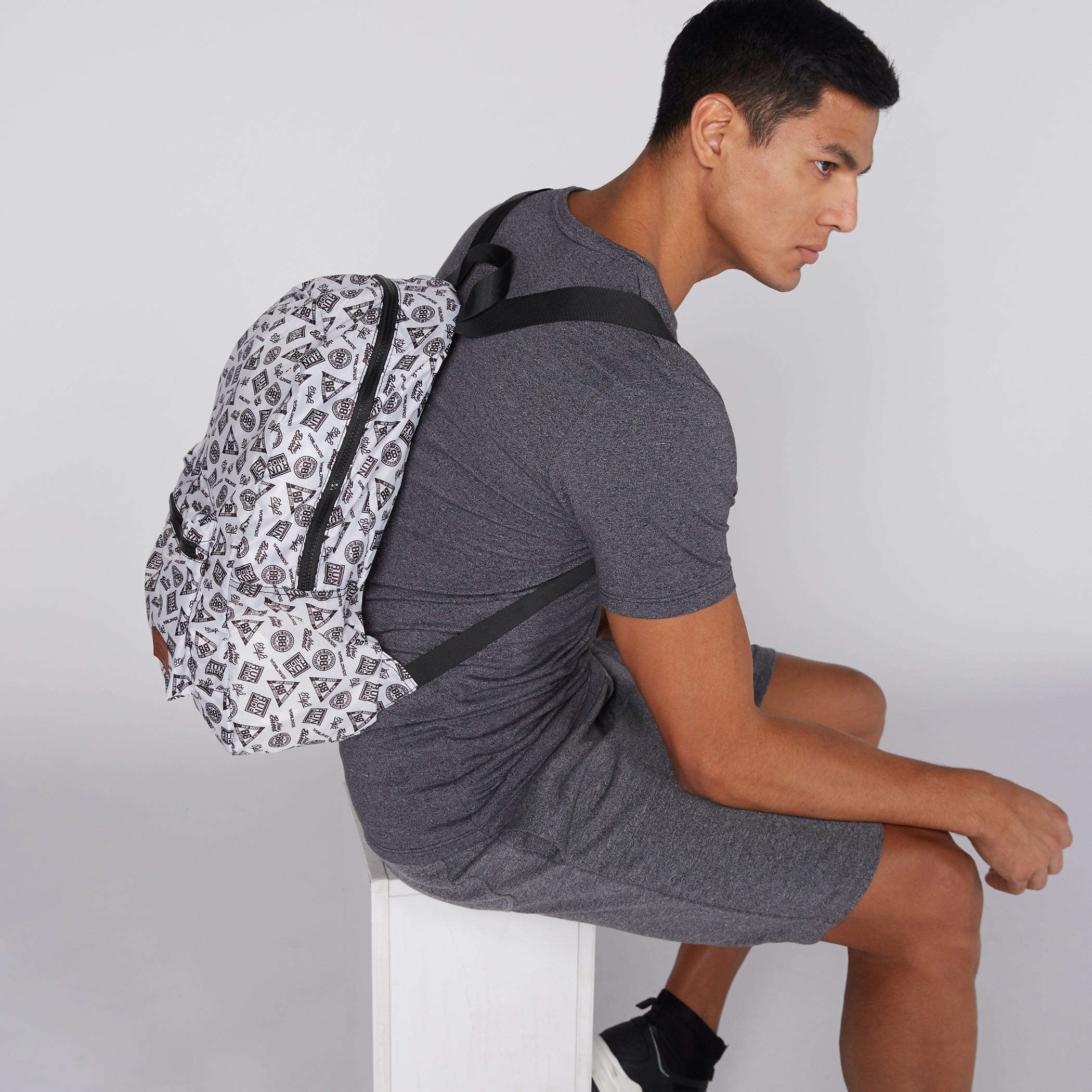 حقيبة ظهر بسحّاب إغلاق وحمّالات كتف قابلة للتعديل وطبعات-men-bags-image-5