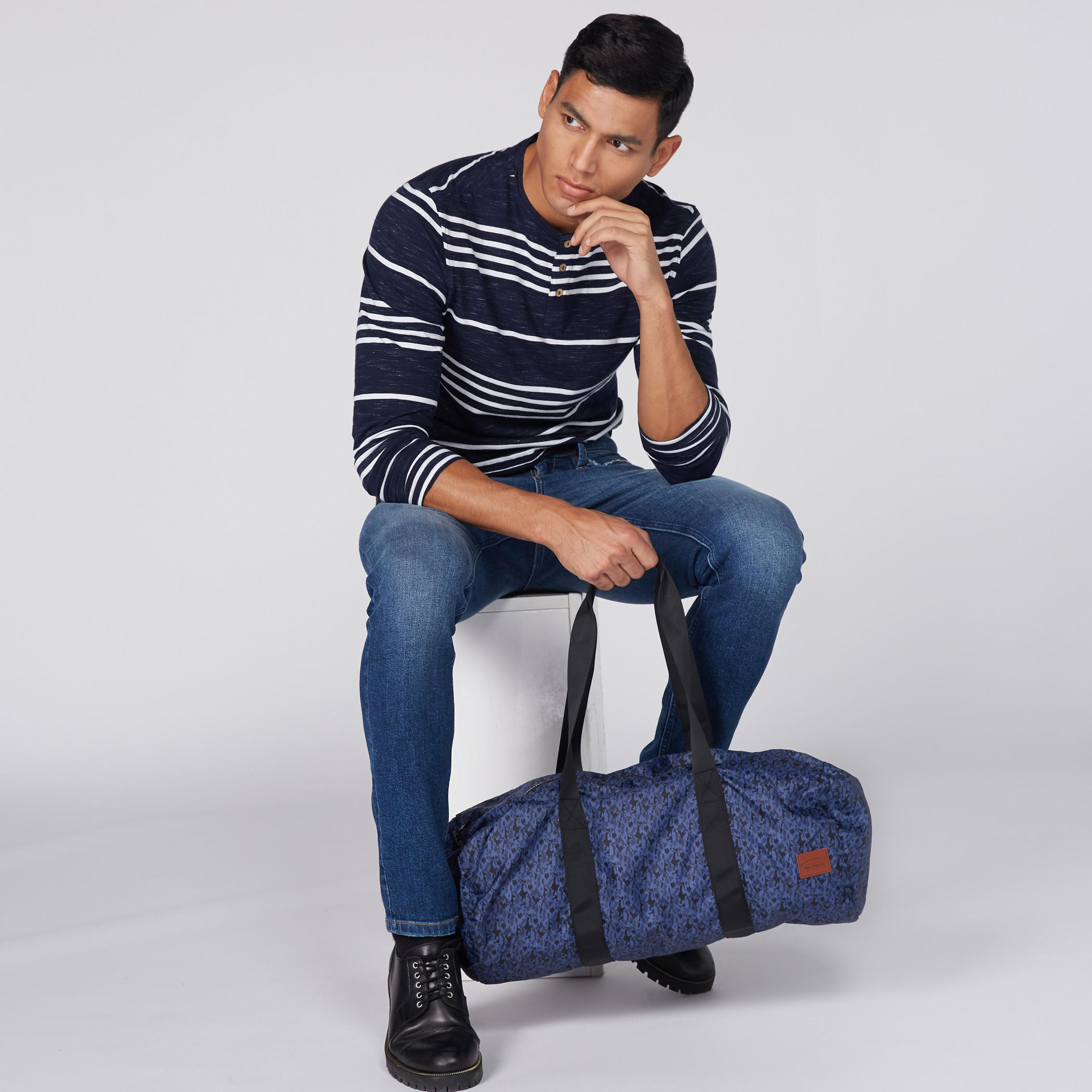 حقيبة دافل بسحاب إغلاق ومقابض مزدوجة وطبعات-men-bags-image-2