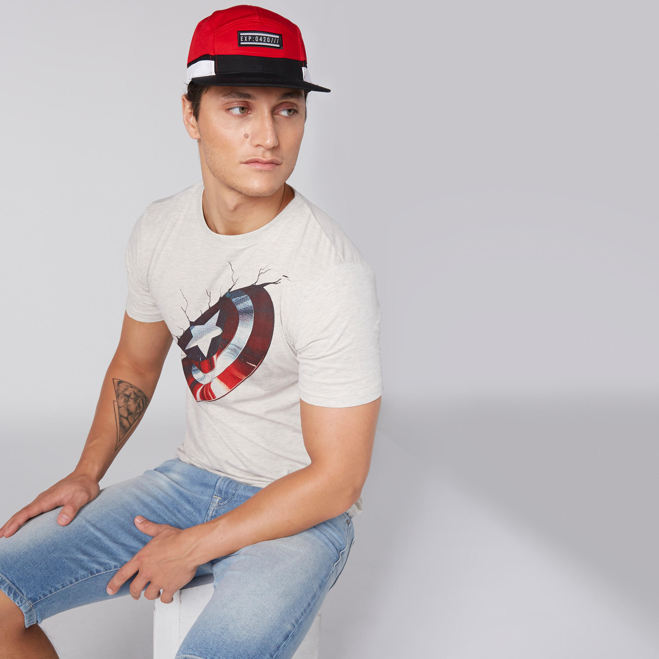 قبعة بتفاصيل مزخرفة ومكبس إغلاق-men-caps-image-2