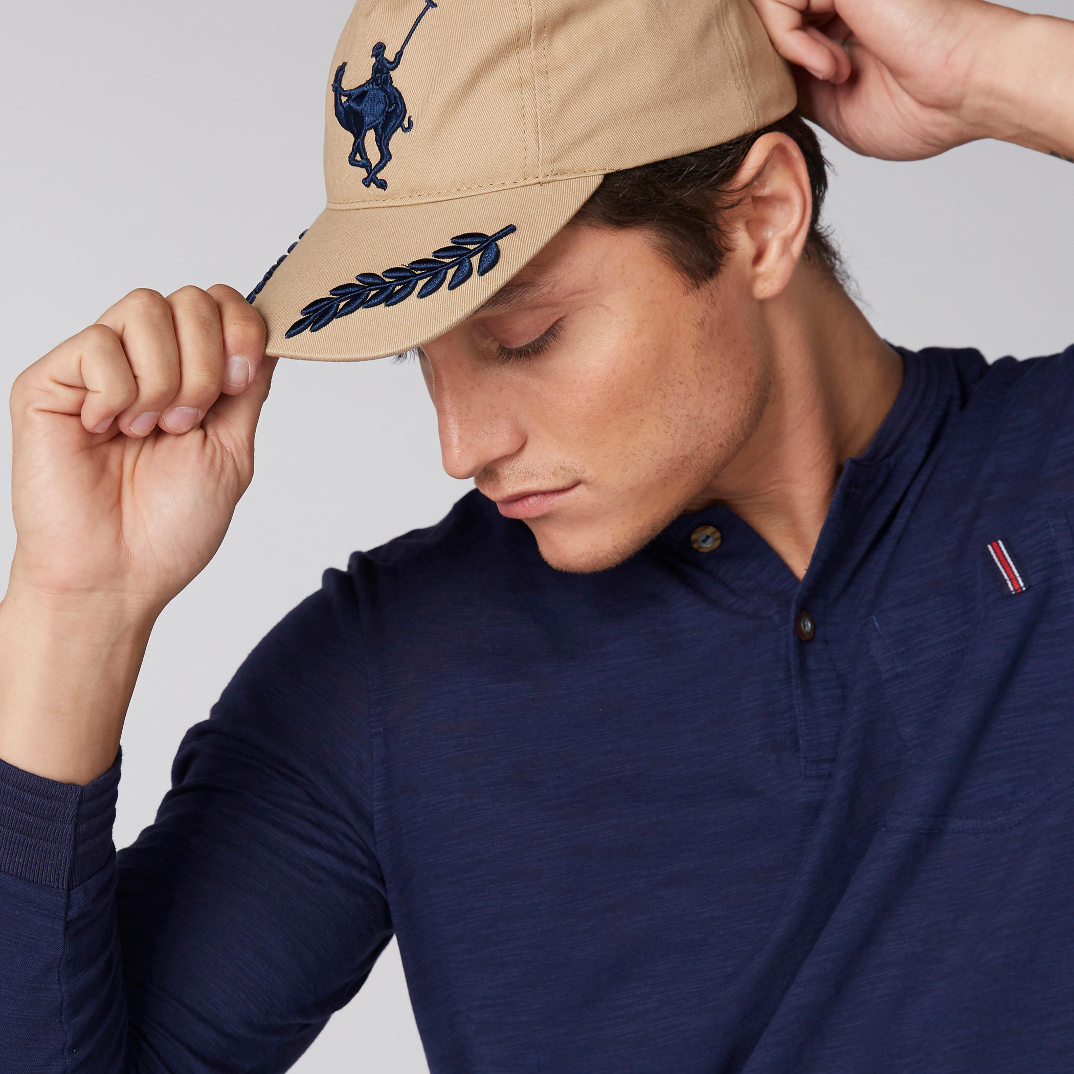 قبعة كاب بتزيينات وتطريز-men-caps-image-2