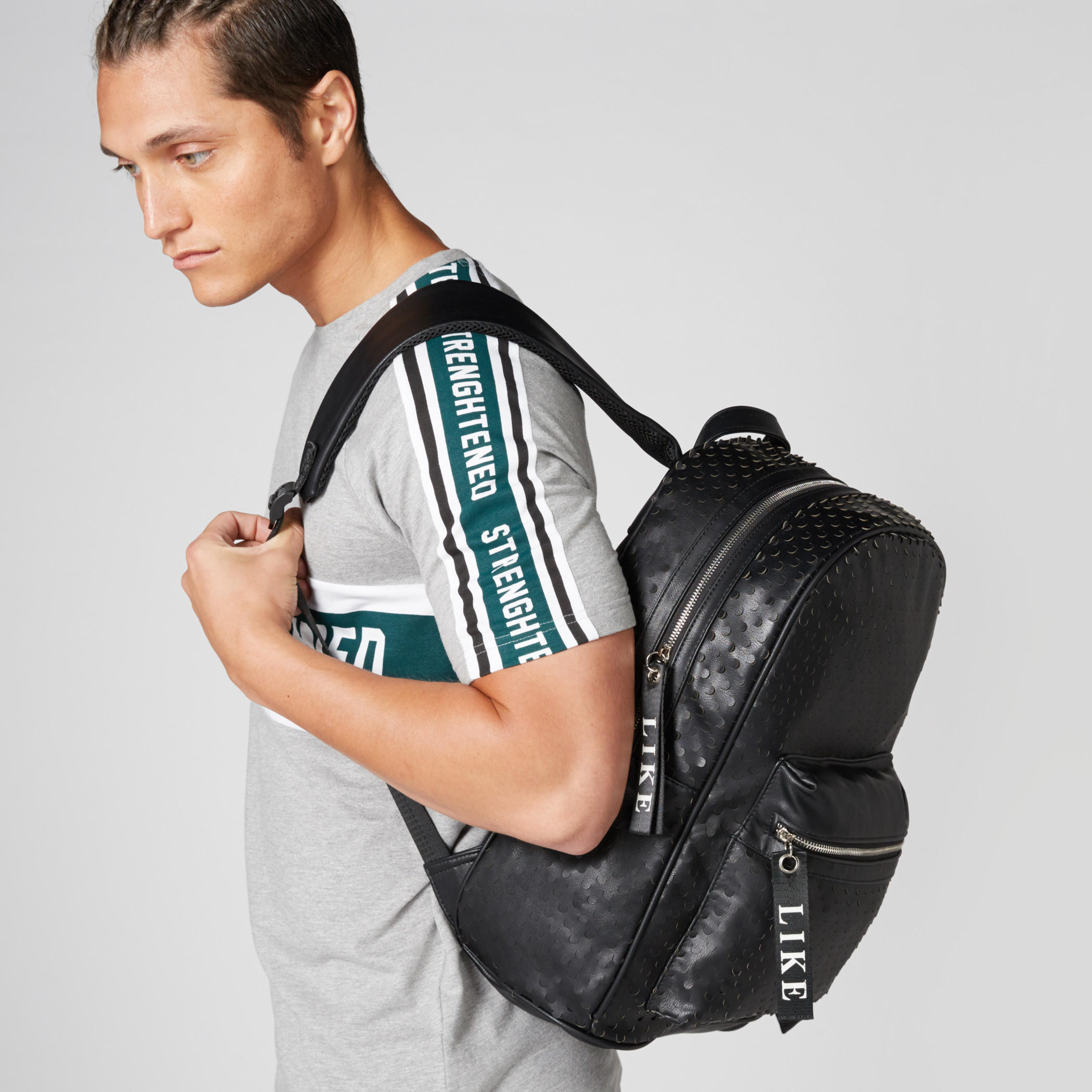حقيبة ظهر بارزة الملمس بسحاب إغلاق وحمالات كتف قابلة للتعديل-men-bags-image-4