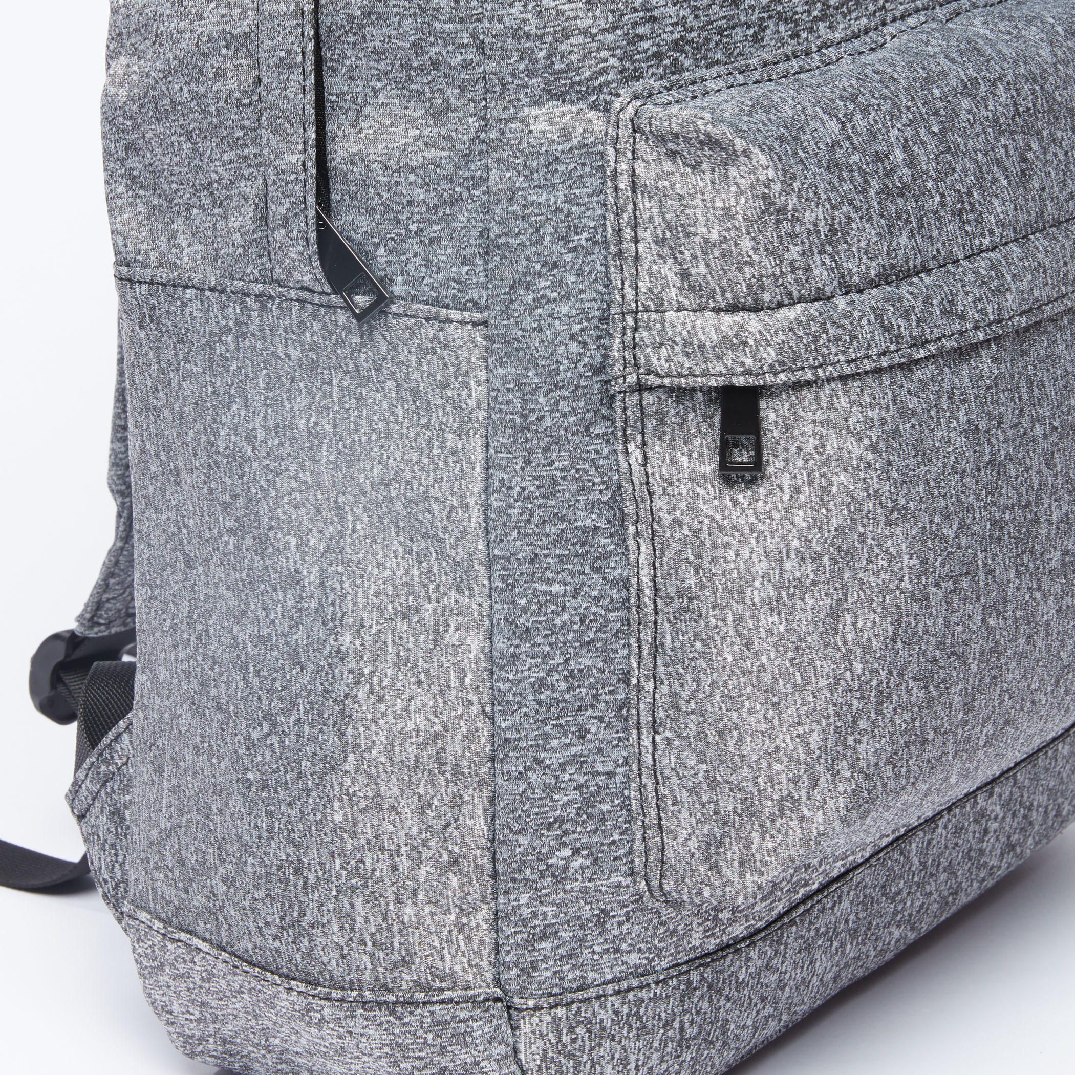 حقيبة ظهر بارزة الملمس بسحاب إغلاق وحمالات كتف قابلة للتعديل-men-bags-image-3