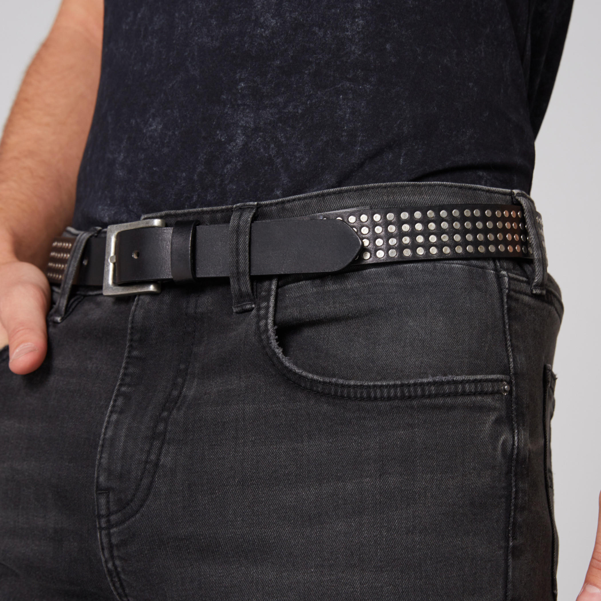 حزام مرصّع بارز الملمس بإبزيم إغلاق بدبوس-men-beltsandwallets-belts-image-2
