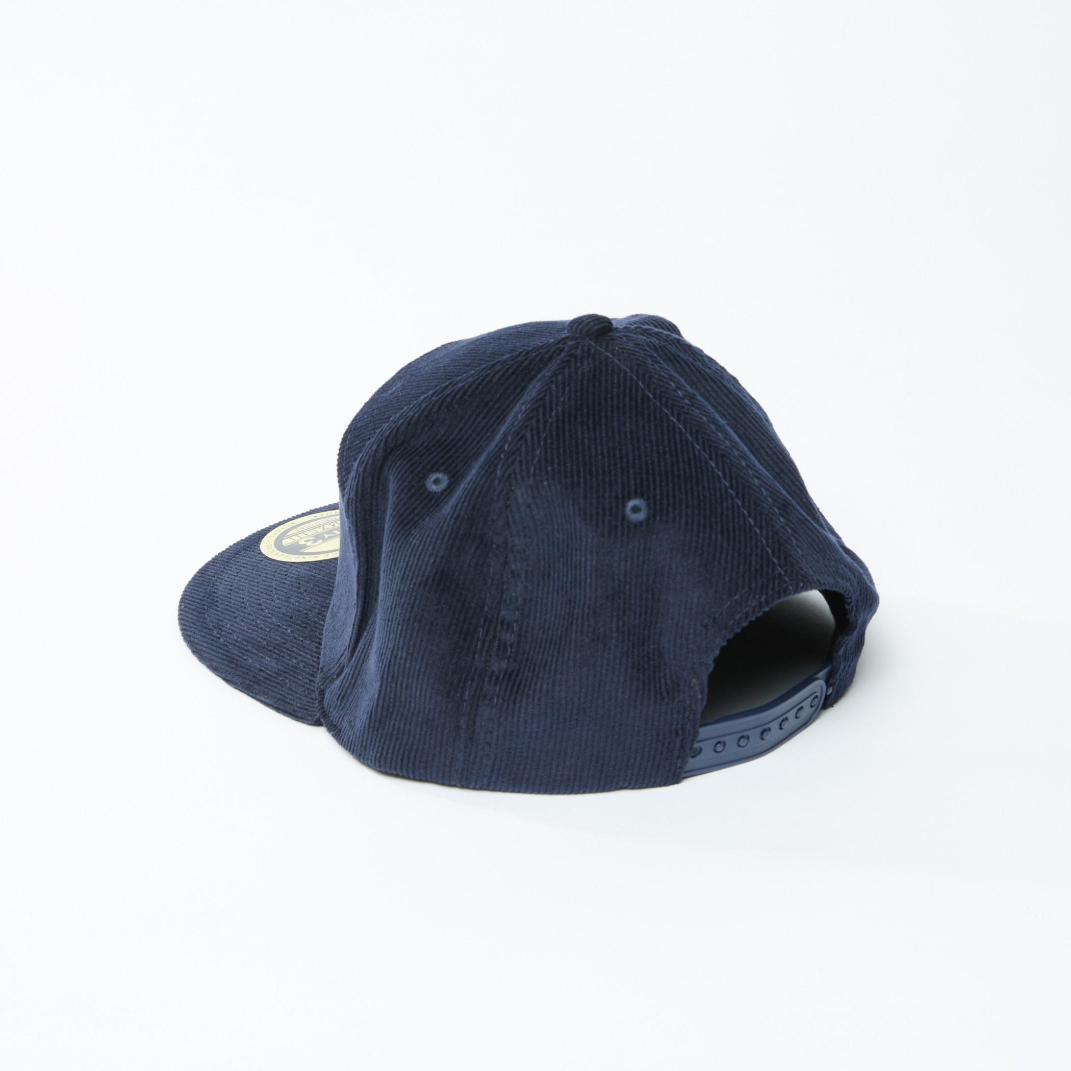 قبعة كاب مضلعة بزر إغلاق وتزيينات مطرزة-men-caps-image-3