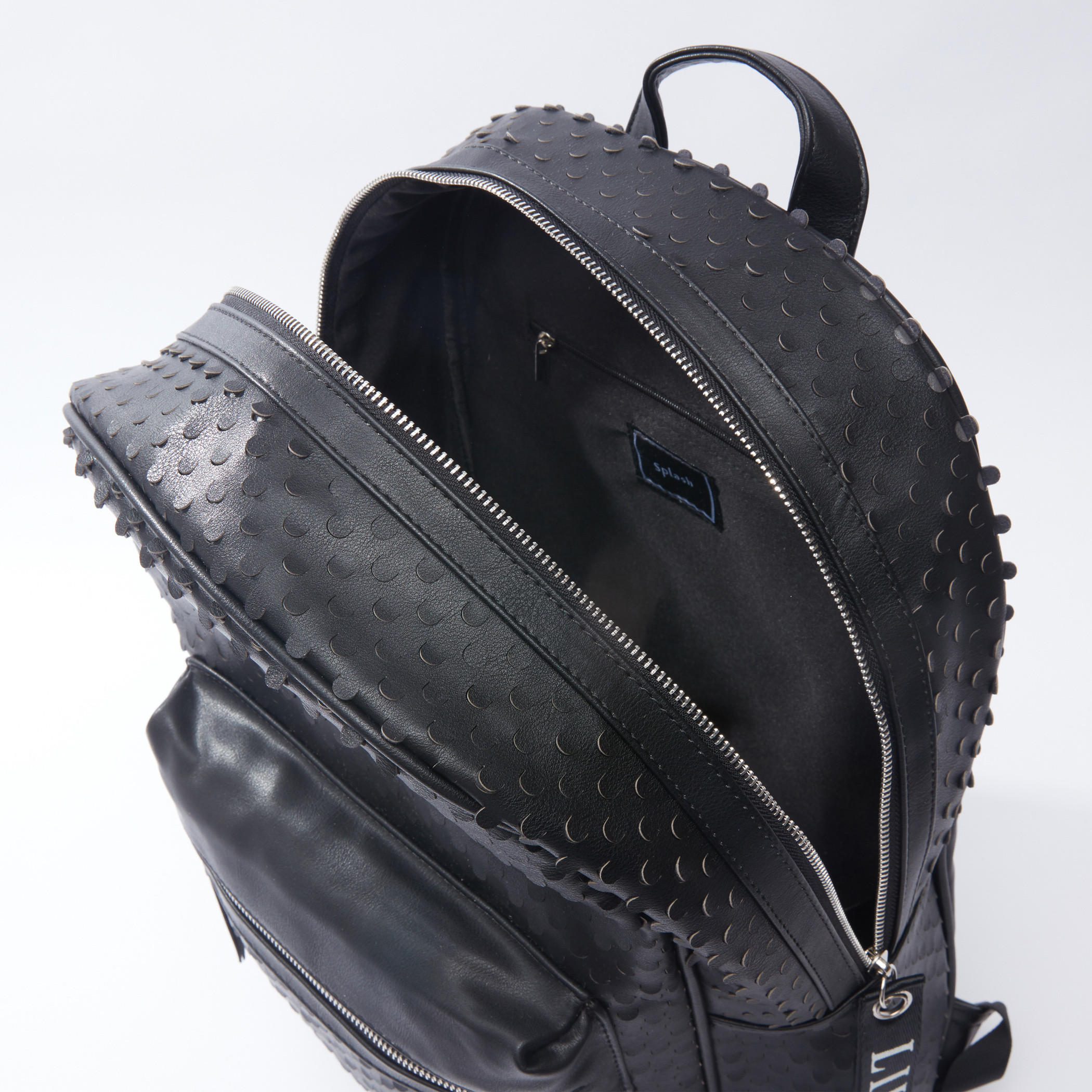 حقيبة ظهر بارزة الملمس بسحّاب إغلاق وحمّالات قابلة للتعديل-men-bags-image-1