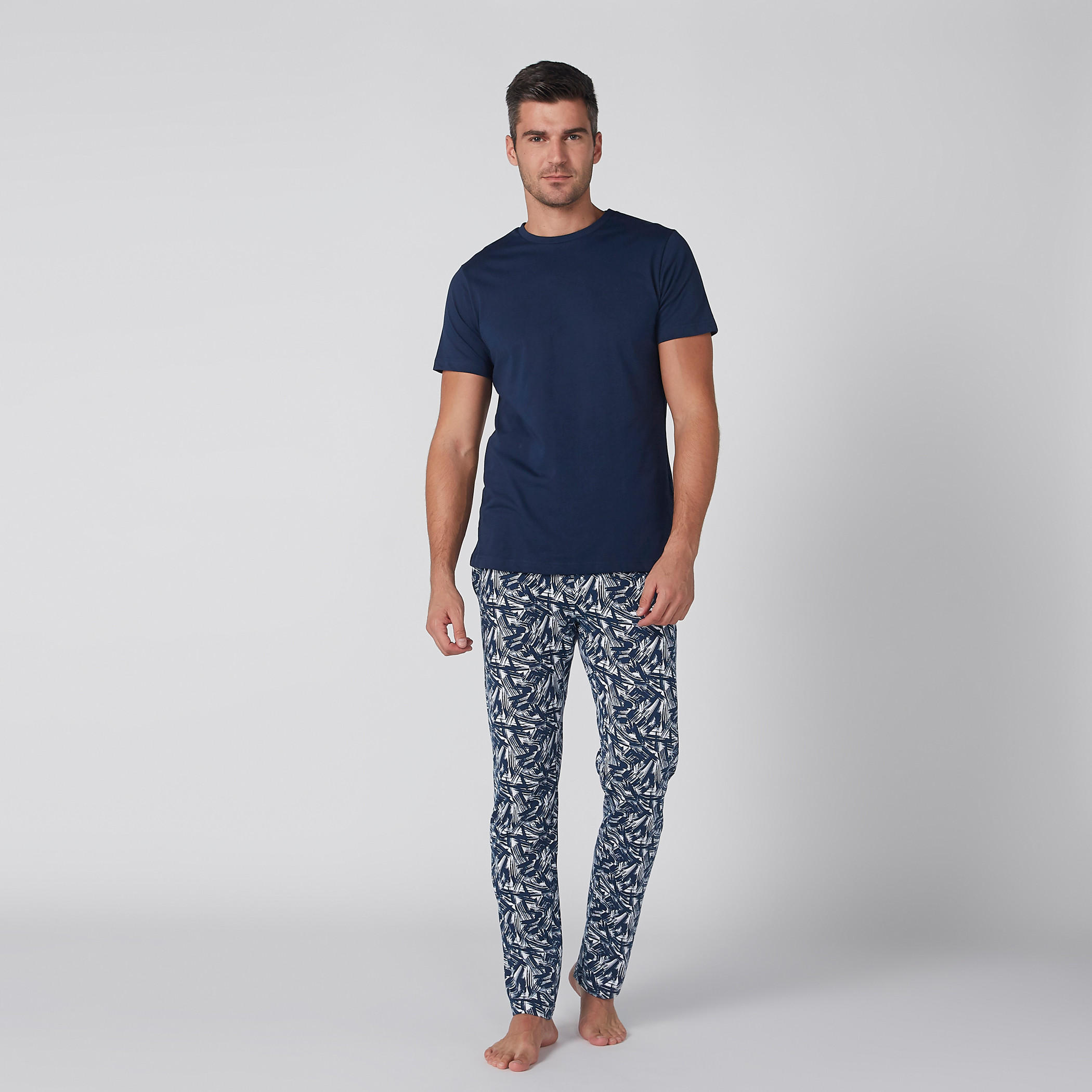 طقم بنطال بيجاما بطبعات وتيشيرت بياقة مستديرة-men-clothing-nightwear-sets-image-1