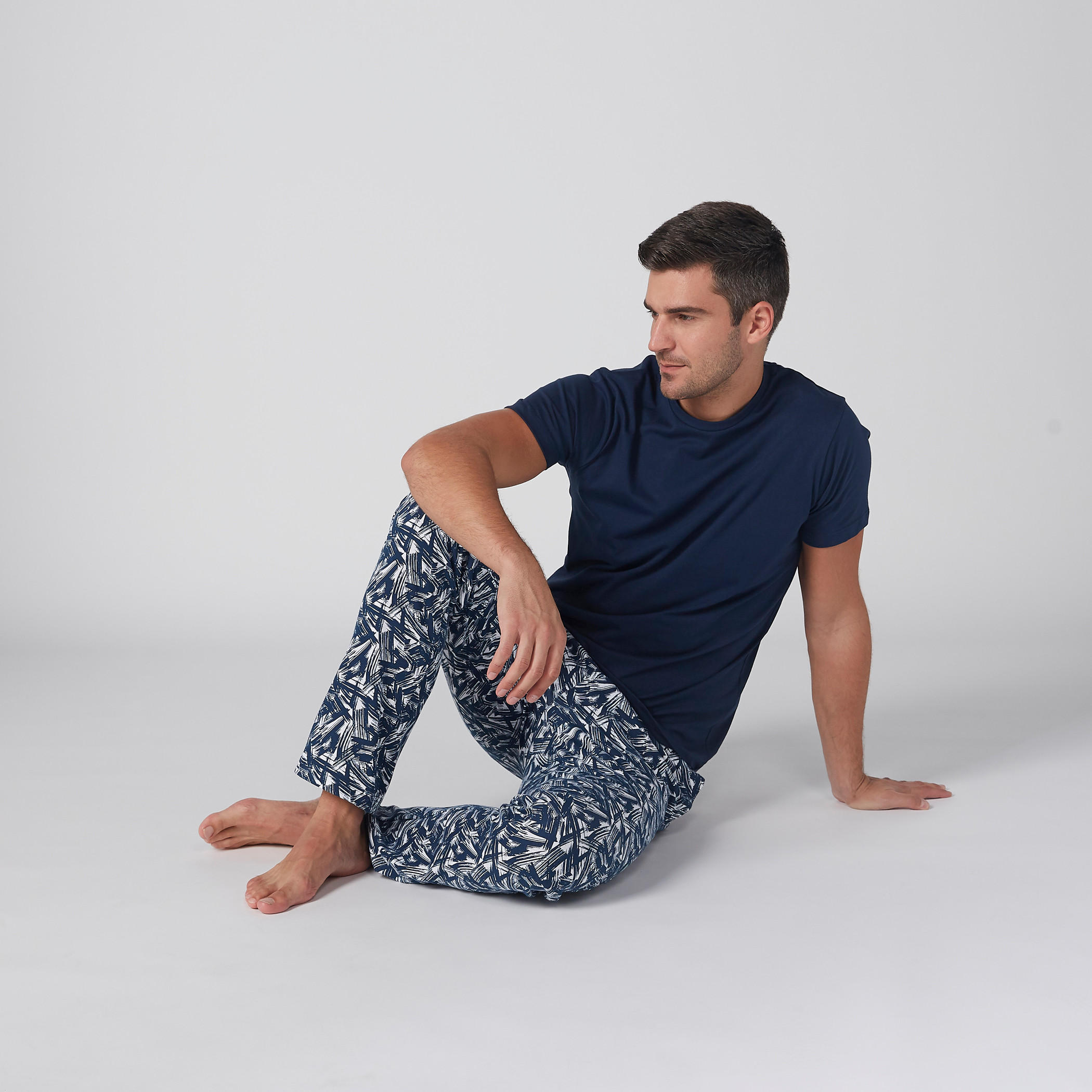 طقم بنطال بيجاما بطبعات وتيشيرت بياقة مستديرة-men-clothing-nightwear-sets-image-2