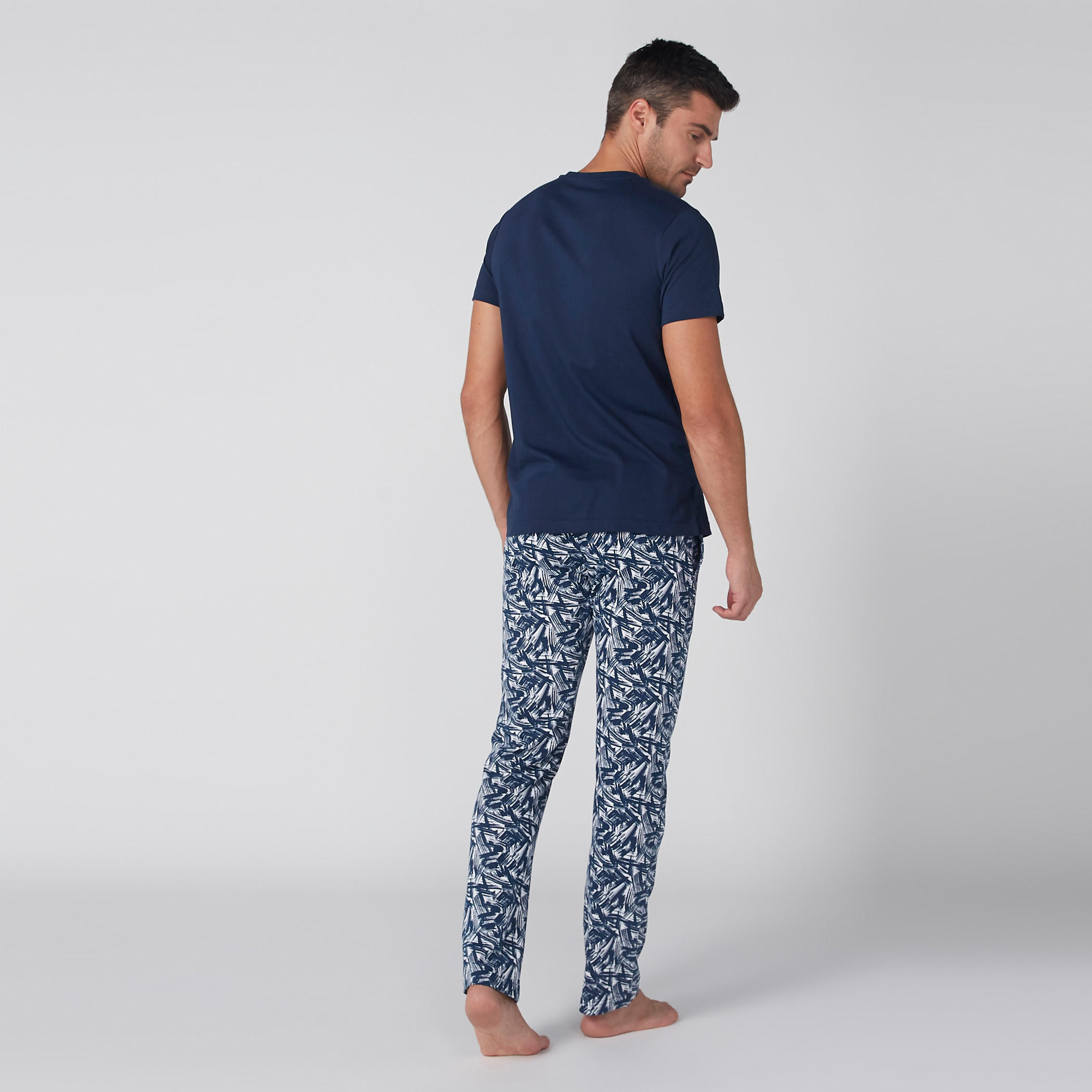 طقم بنطال بيجاما بطبعات وتيشيرت بياقة مستديرة-men-clothing-nightwear-sets-image-3