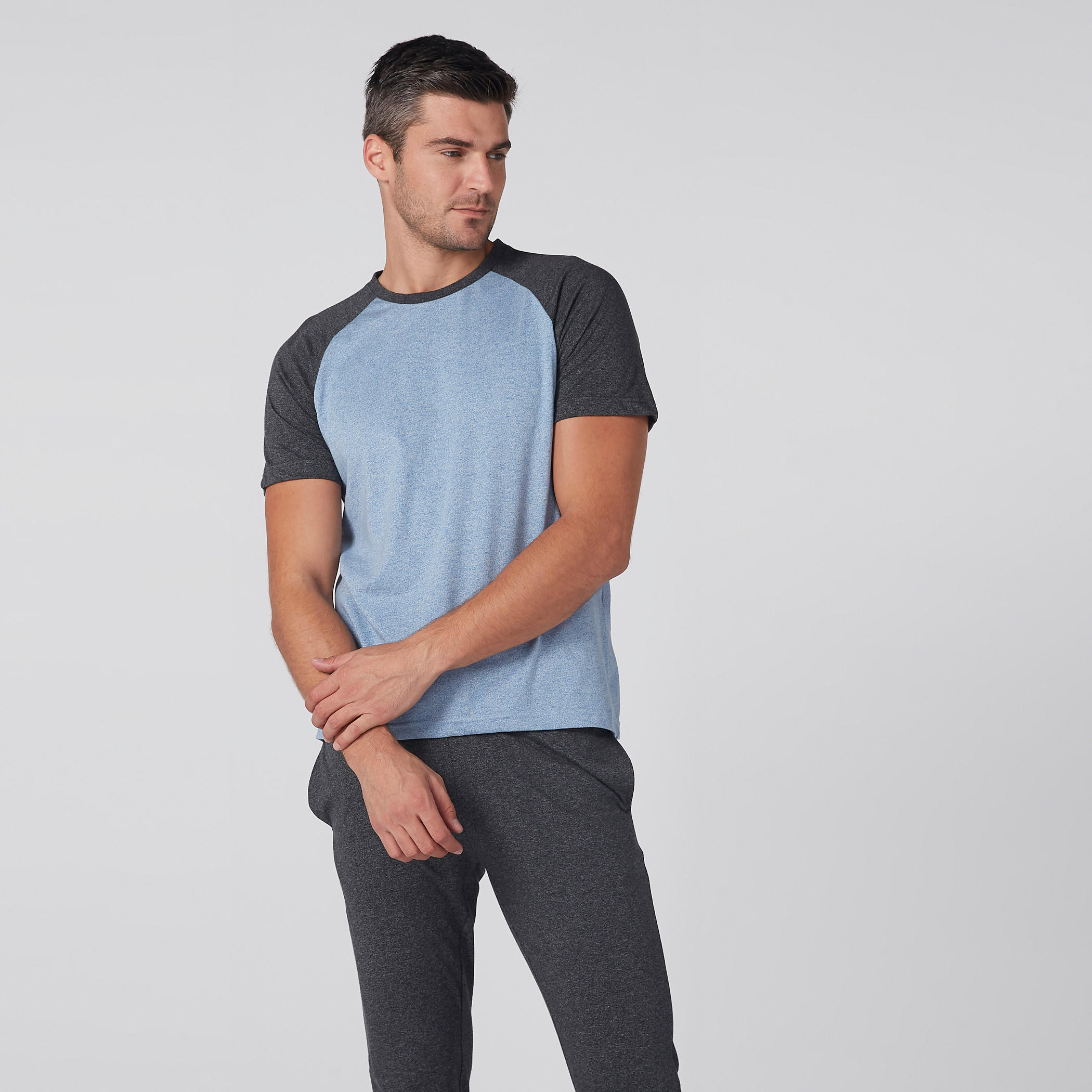 طقم تيشيرت بأكمام مغايرة وبنطال بيجاما-men-clothing-nightwear-sets-image-2