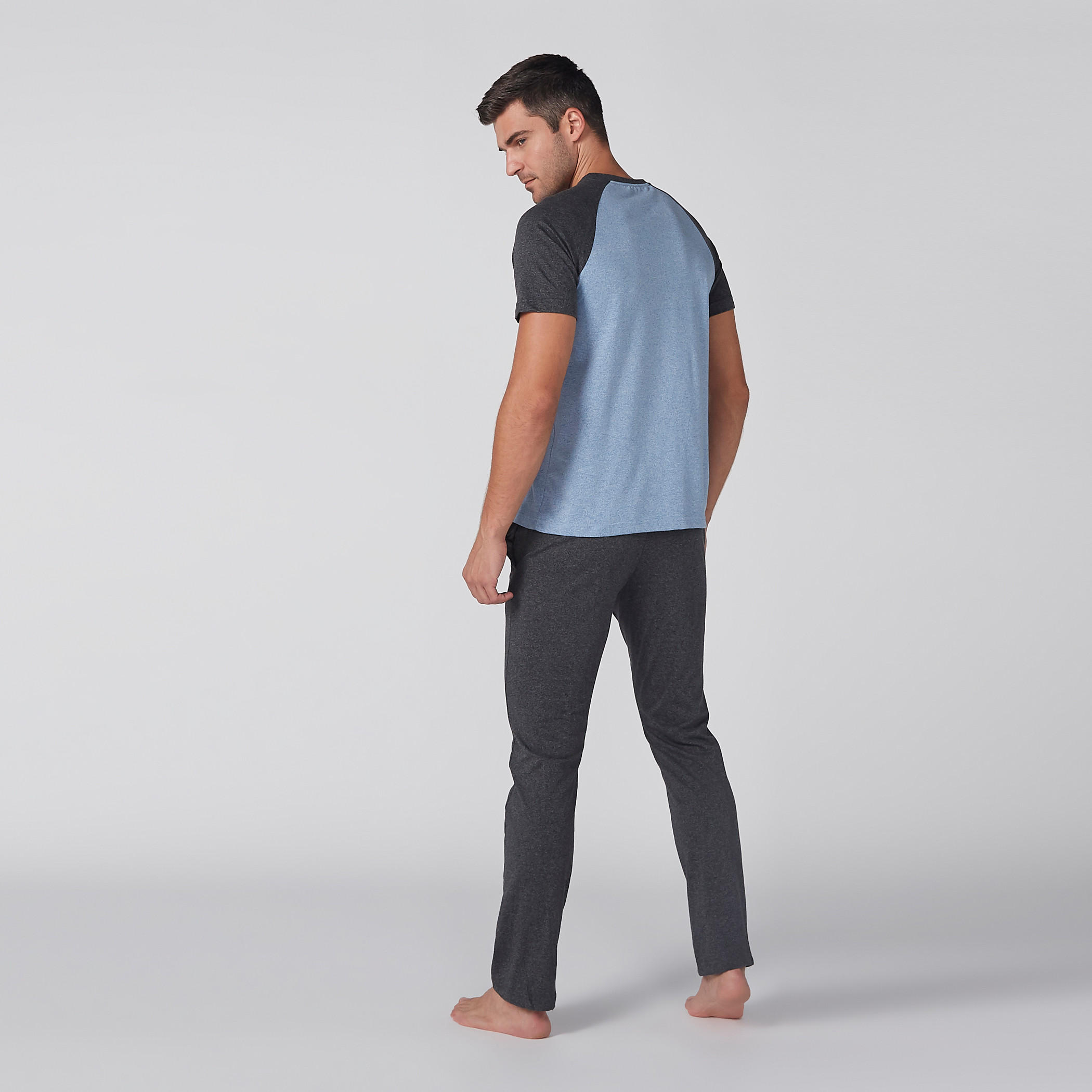 طقم تيشيرت بأكمام مغايرة وبنطال بيجاما-men-clothing-nightwear-sets-image-3
