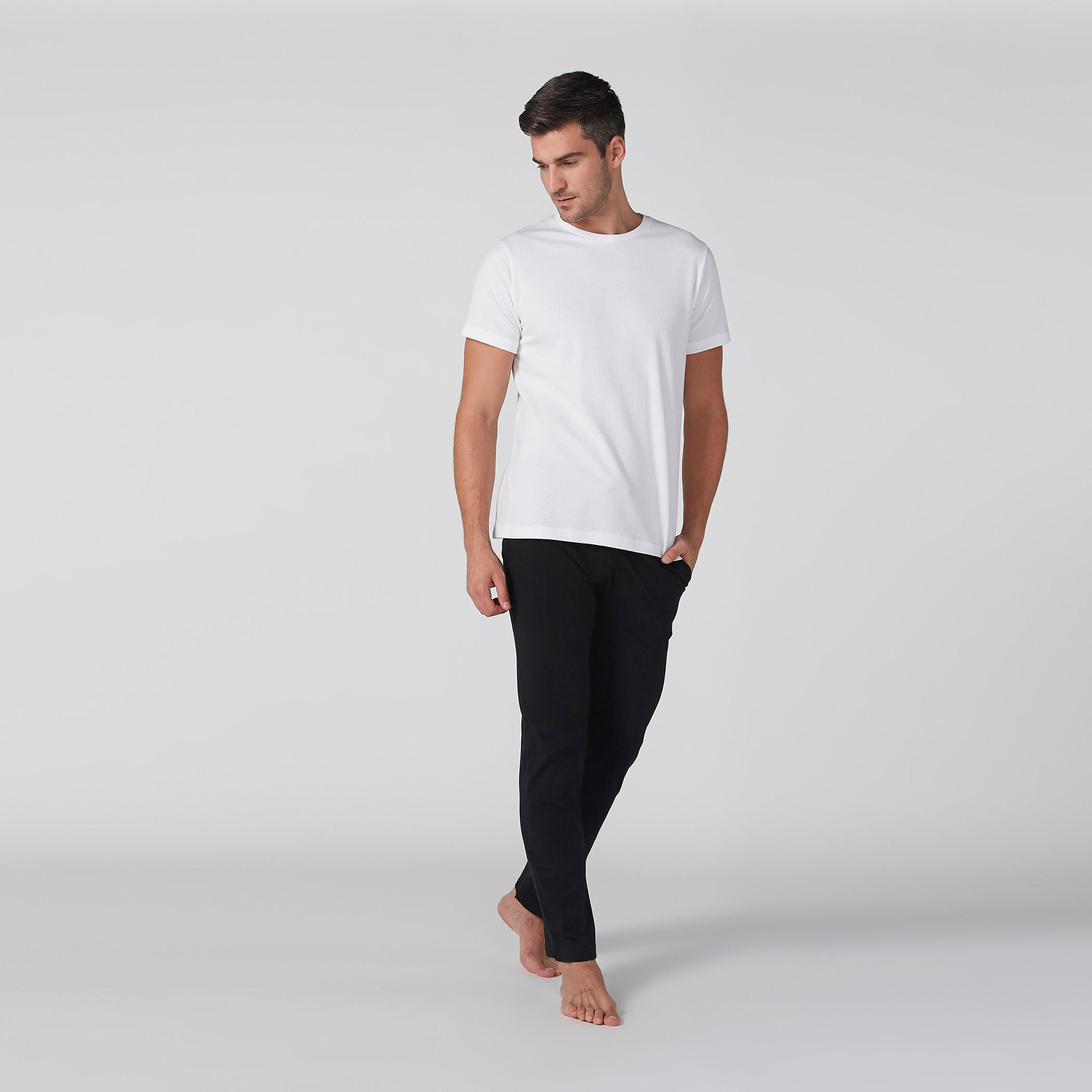 طقم تيشيرت بياقة مستديرة وبنطال بيجاما بجيوب-men-clothing-nightwear-sets-image-1