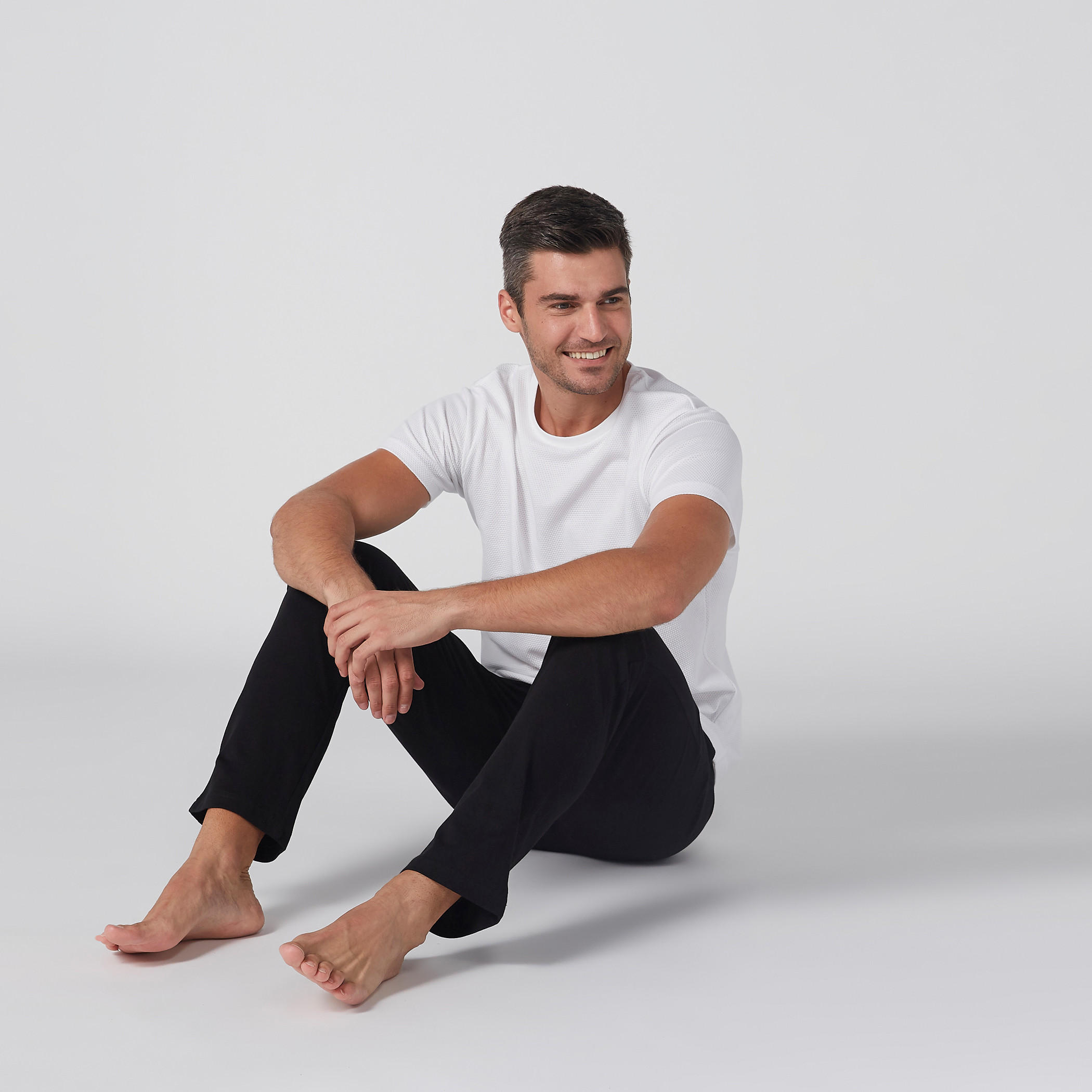 طقم تيشيرت بياقة مستديرة وبنطال بيجاما بجيوب-men-clothing-nightwear-sets-image-2
