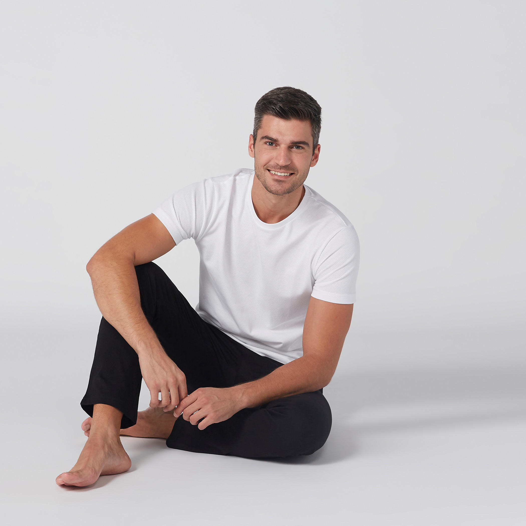 طقم تيشيرت بياقة مستديرة وبنطال بيجاما بجيوب-men-clothing-nightwear-sets-image-4