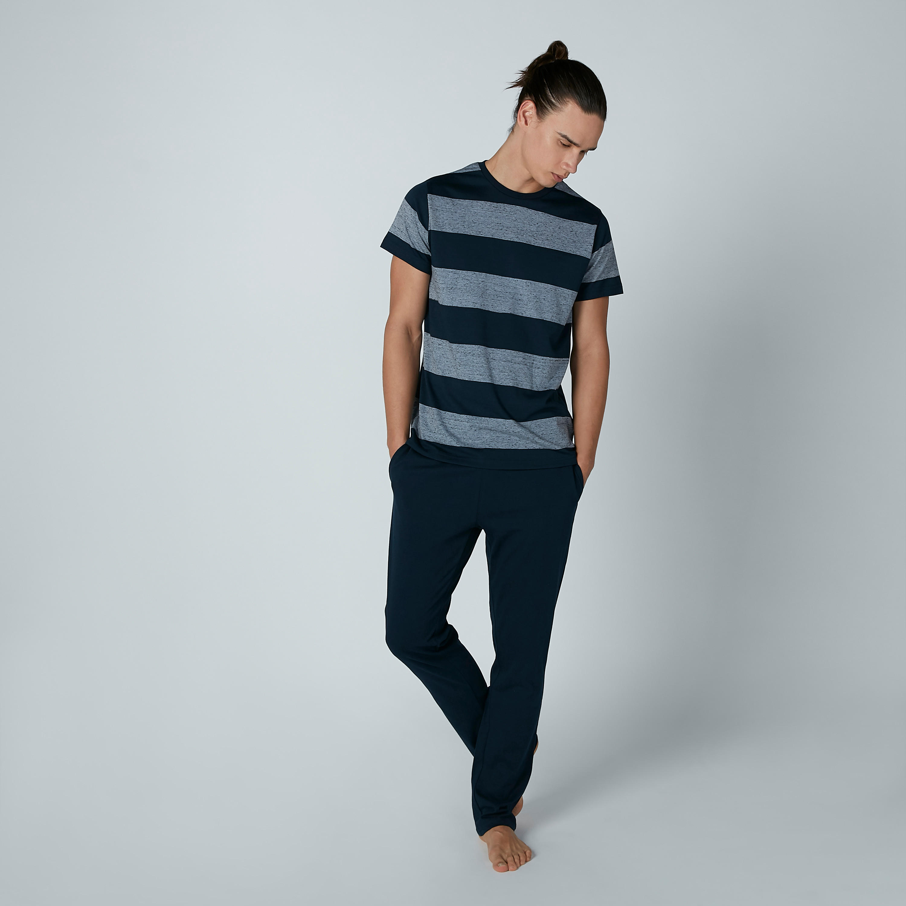 طقم بنطال بيجاما وتيشيرت مقلّم بأكمام قصيرة-men-clothing-nightwear-sets-image-3
