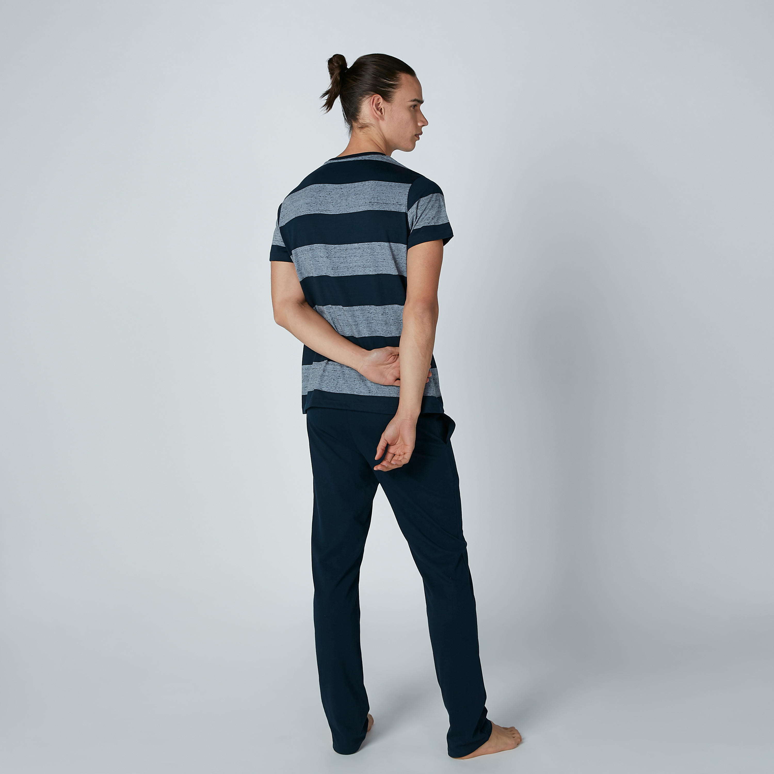 طقم بنطال بيجاما وتيشيرت مقلّم بأكمام قصيرة-men-clothing-nightwear-sets-image-1