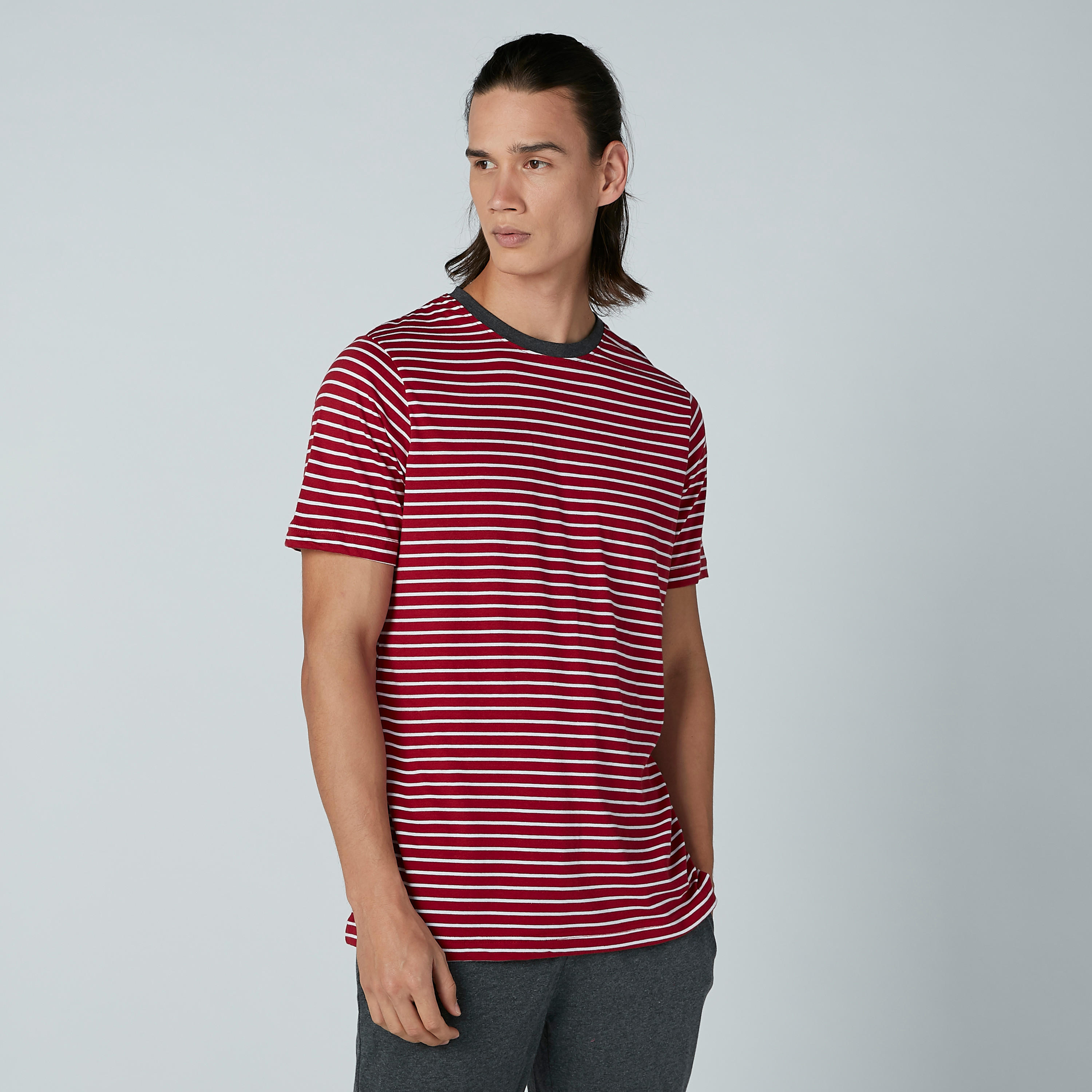 طقم بنطال بيجاما بجيوب وتيشيرت مقلّم بياقة مستديرة-men-clothing-nightwear-sets-image-1