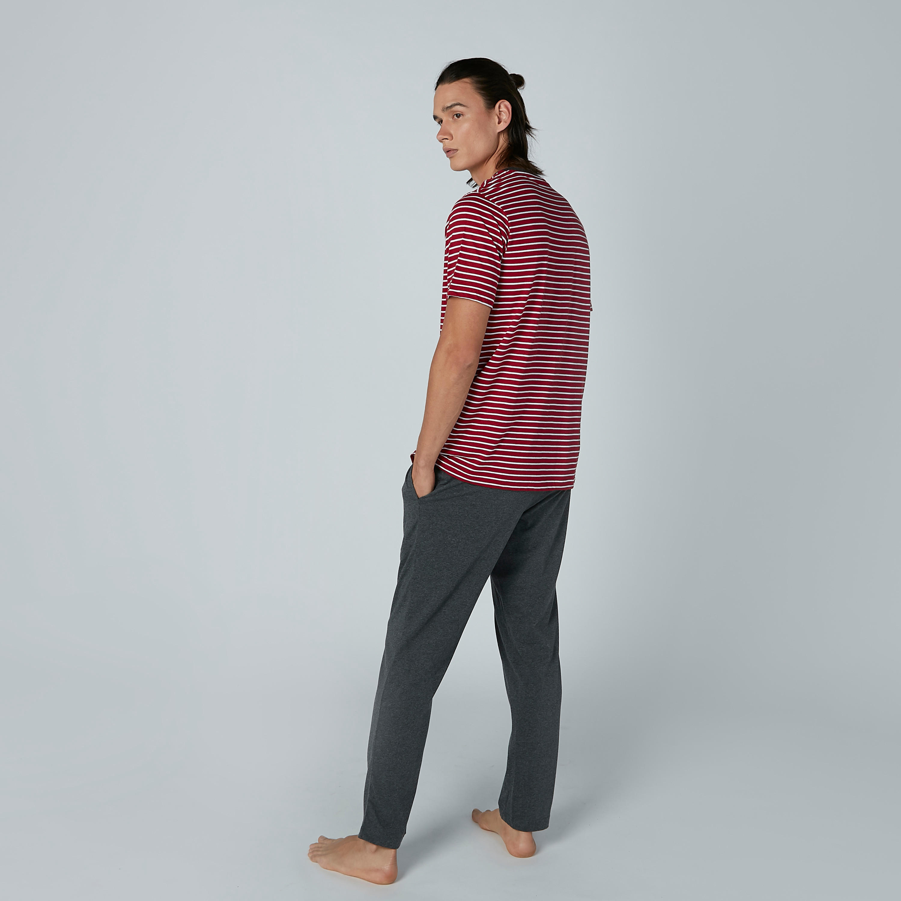 طقم بنطال بيجاما بجيوب وتيشيرت مقلّم بياقة مستديرة-men-clothing-nightwear-sets-image-2