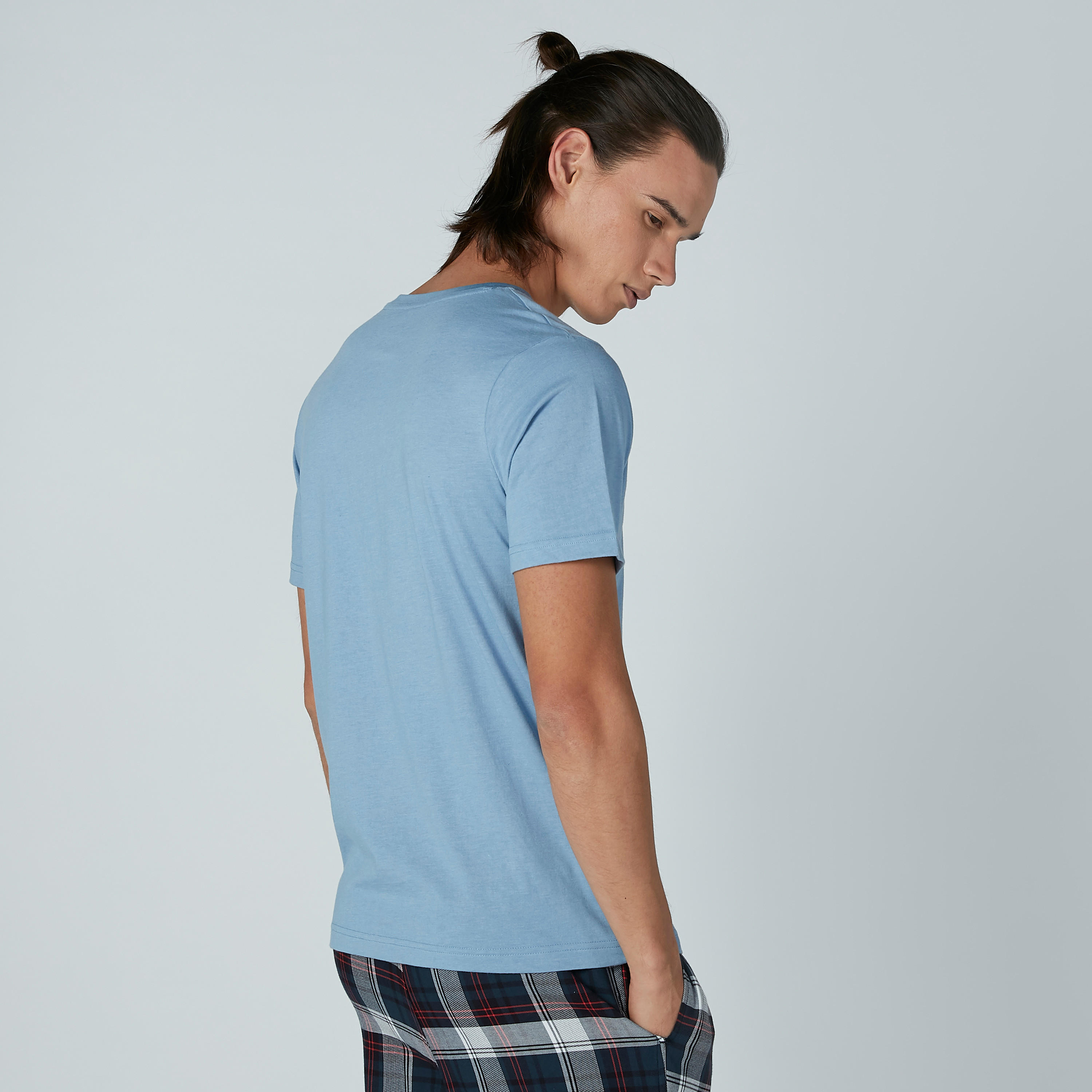 طقم بنطال بيجاما بجيوب وتيشيرت مقلّم بياقة مستديرة – طقم من قطعتين-men-clothing-nightwear-sets-image-1
