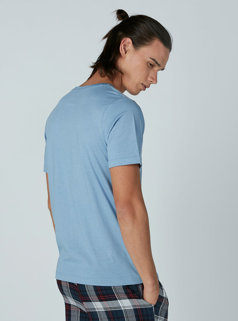 طقم بنطال بيجاما بجيوب وتيشيرت مقلّم بياقة مستديرة – طقم من قطعتين-men-clothing-nightwear-sets-image-1