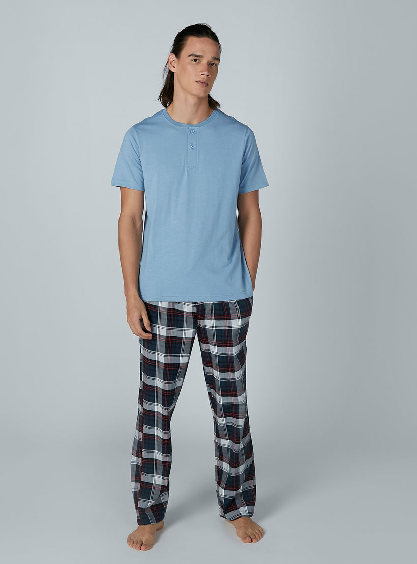 طقم بنطال بيجاما بجيوب وتيشيرت مقلّم بياقة مستديرة – طقم من قطعتين-men-clothing-nightwear-sets-image-2