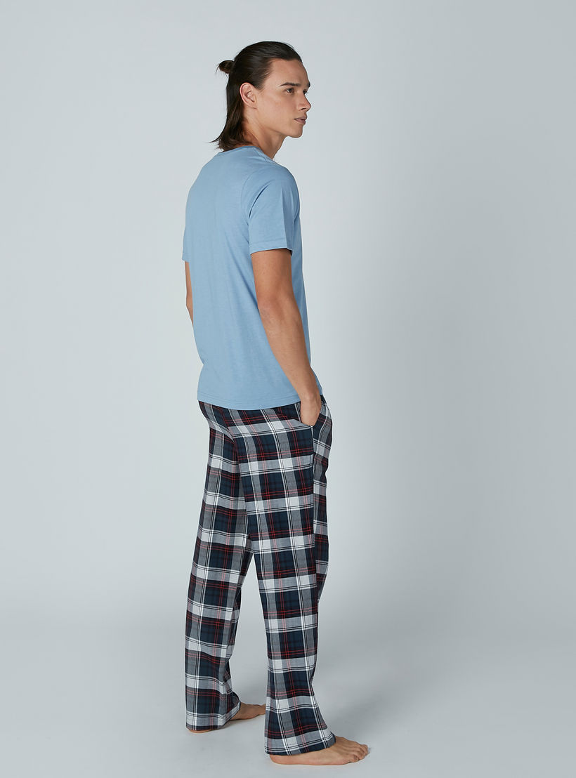 طقم بنطال بيجاما بجيوب وتيشيرت مقلّم بياقة مستديرة – طقم من قطعتين-men-clothing-nightwear-sets-image-3