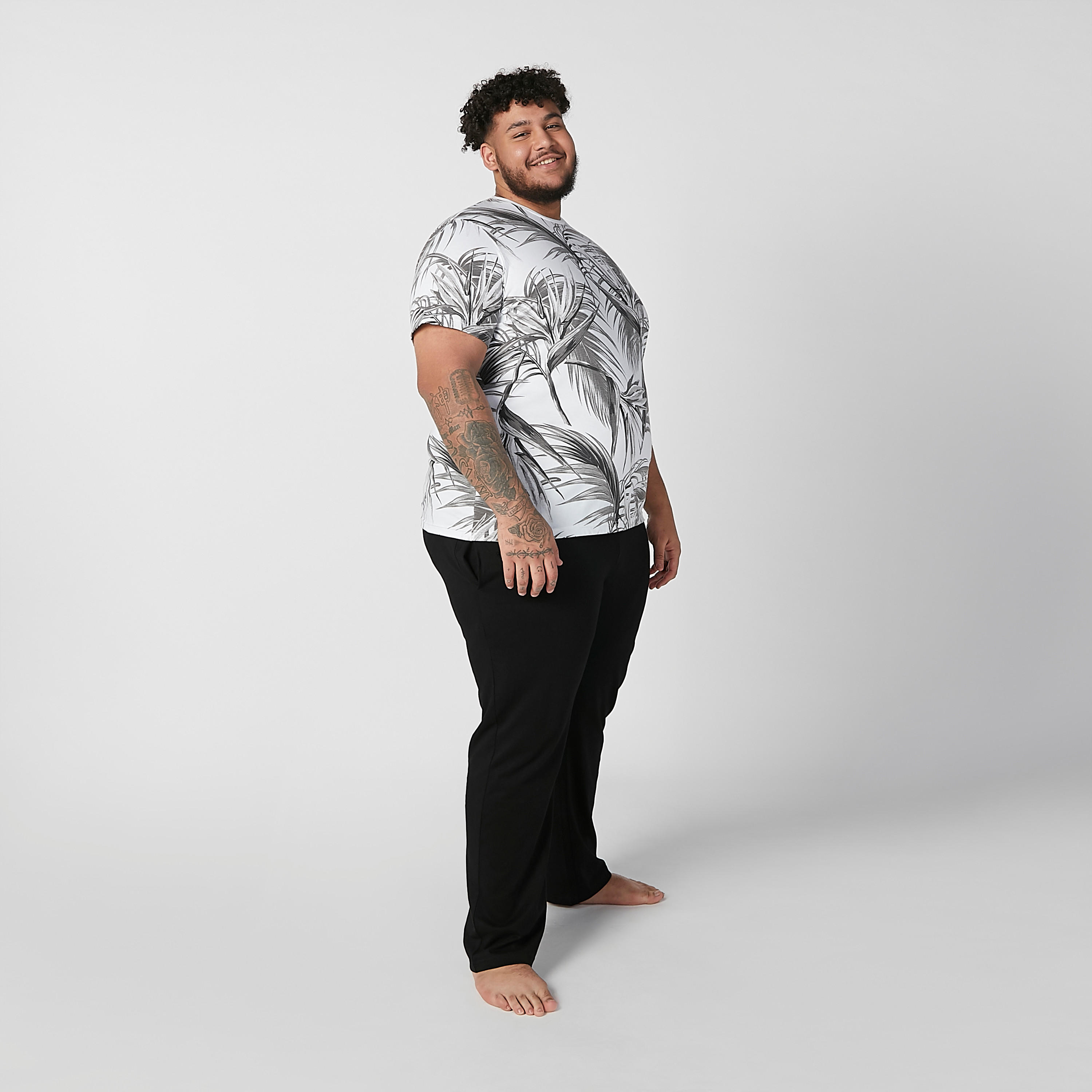 طقم بنطلون بيجاما سادة وتيشيرت بياقة مستديرة وطبعات-men-clothing-nightwear-sets-image-1