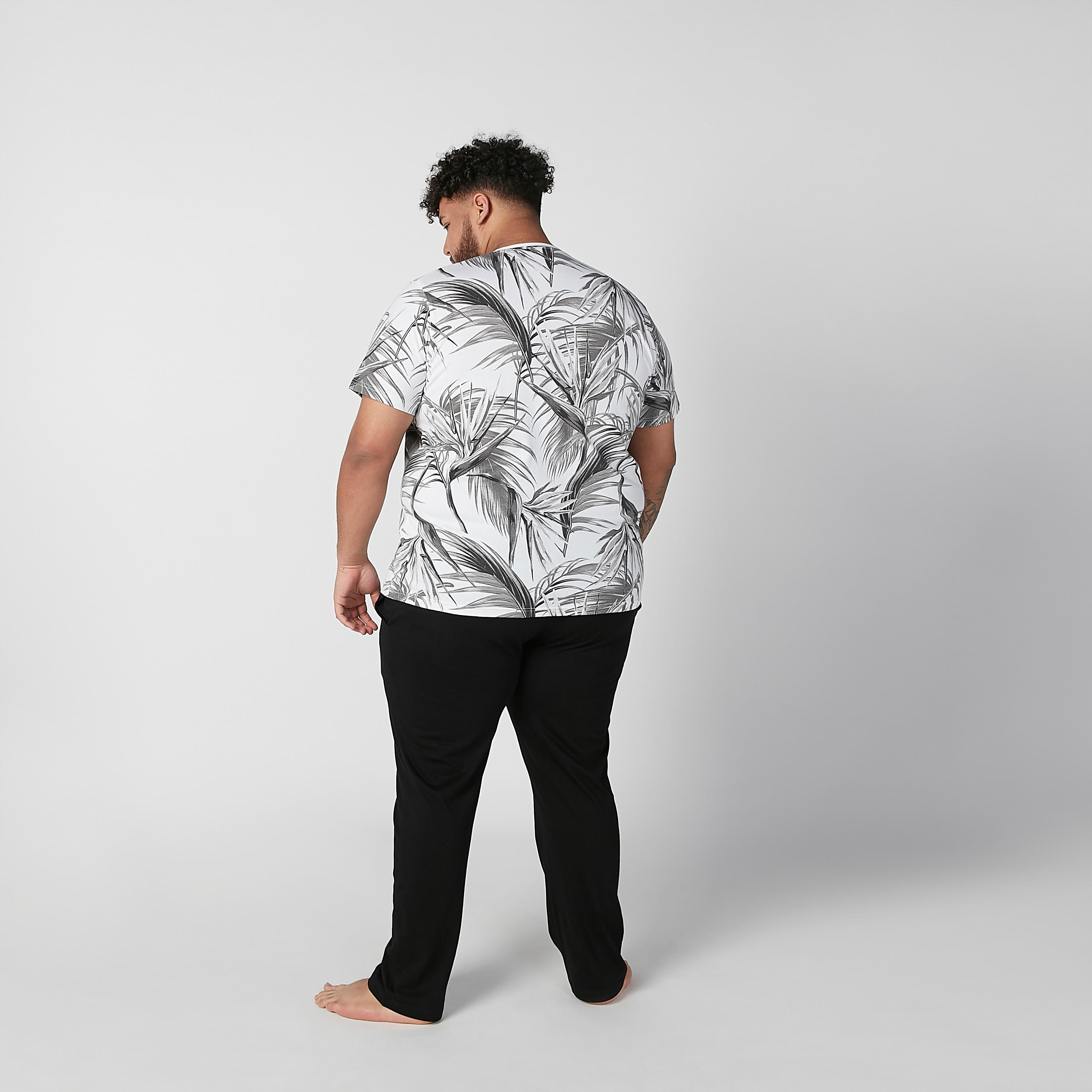 طقم بنطلون بيجاما سادة وتيشيرت بياقة مستديرة وطبعات-men-clothing-nightwear-sets-image-4