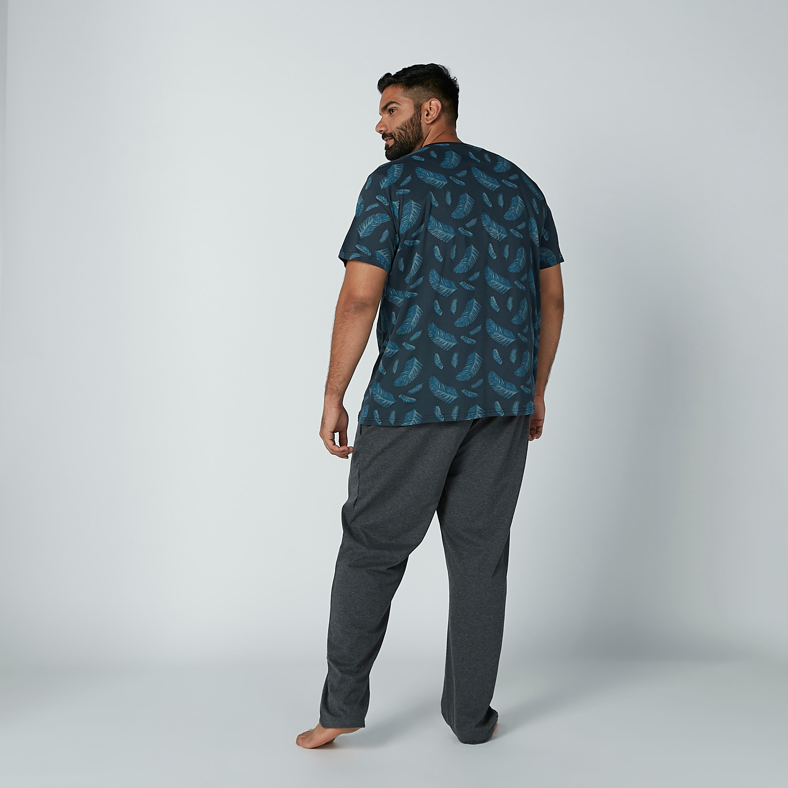 طقم بنطال بيجاما بجيوب وتيشيرت بطبعات-men-clothing-nightwear-sets-image-2