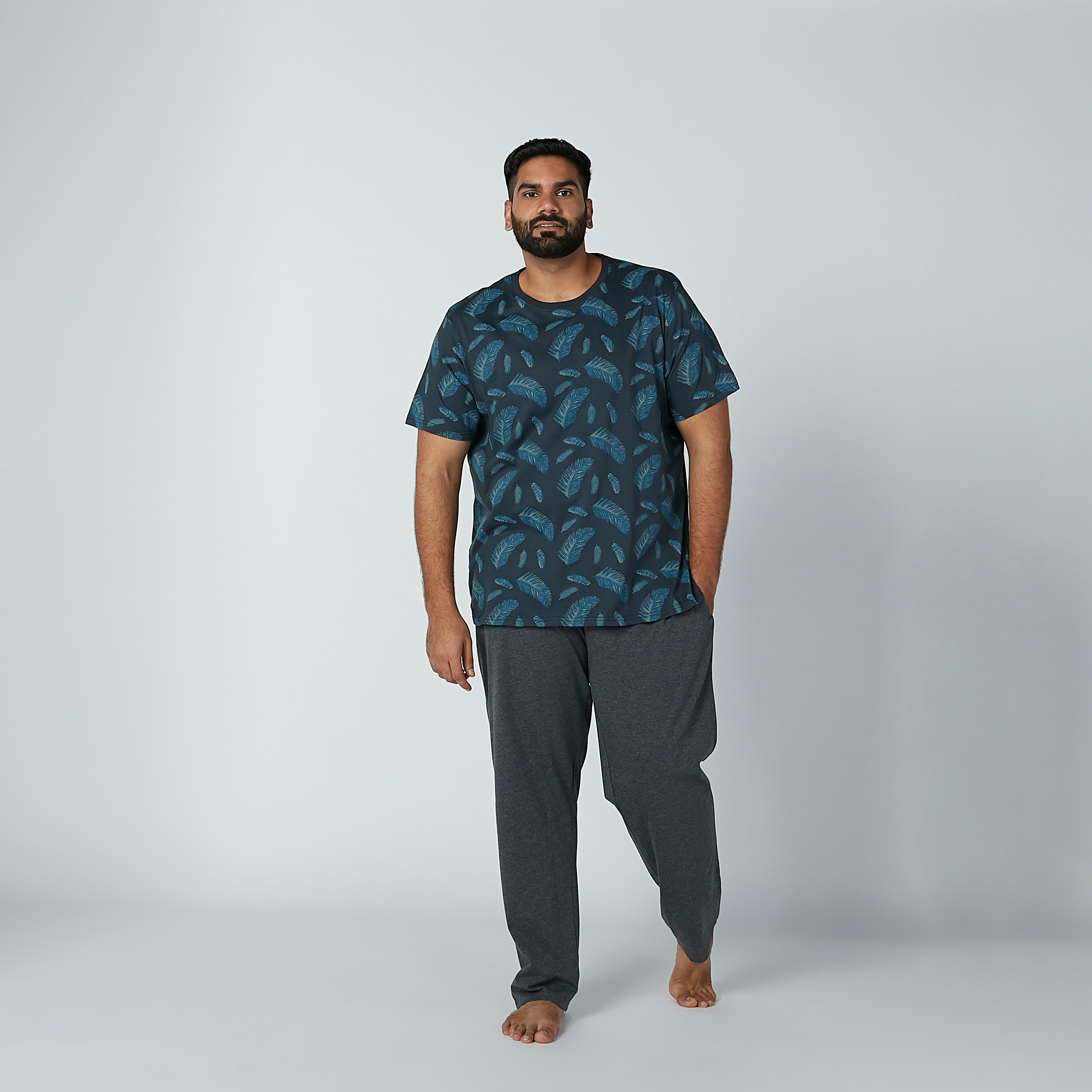 طقم بنطال بيجاما بجيوب وتيشيرت بطبعات-men-clothing-nightwear-sets-image-4
