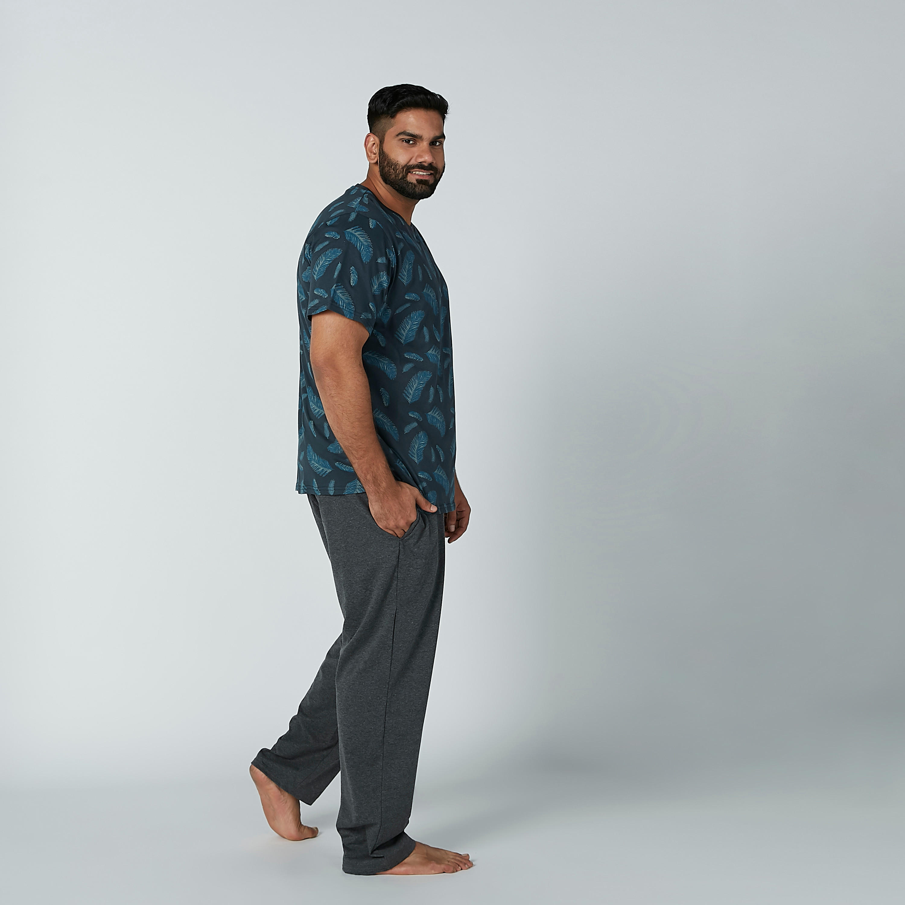 طقم بنطال بيجاما بجيوب وتيشيرت بطبعات-men-clothing-nightwear-sets-image-1