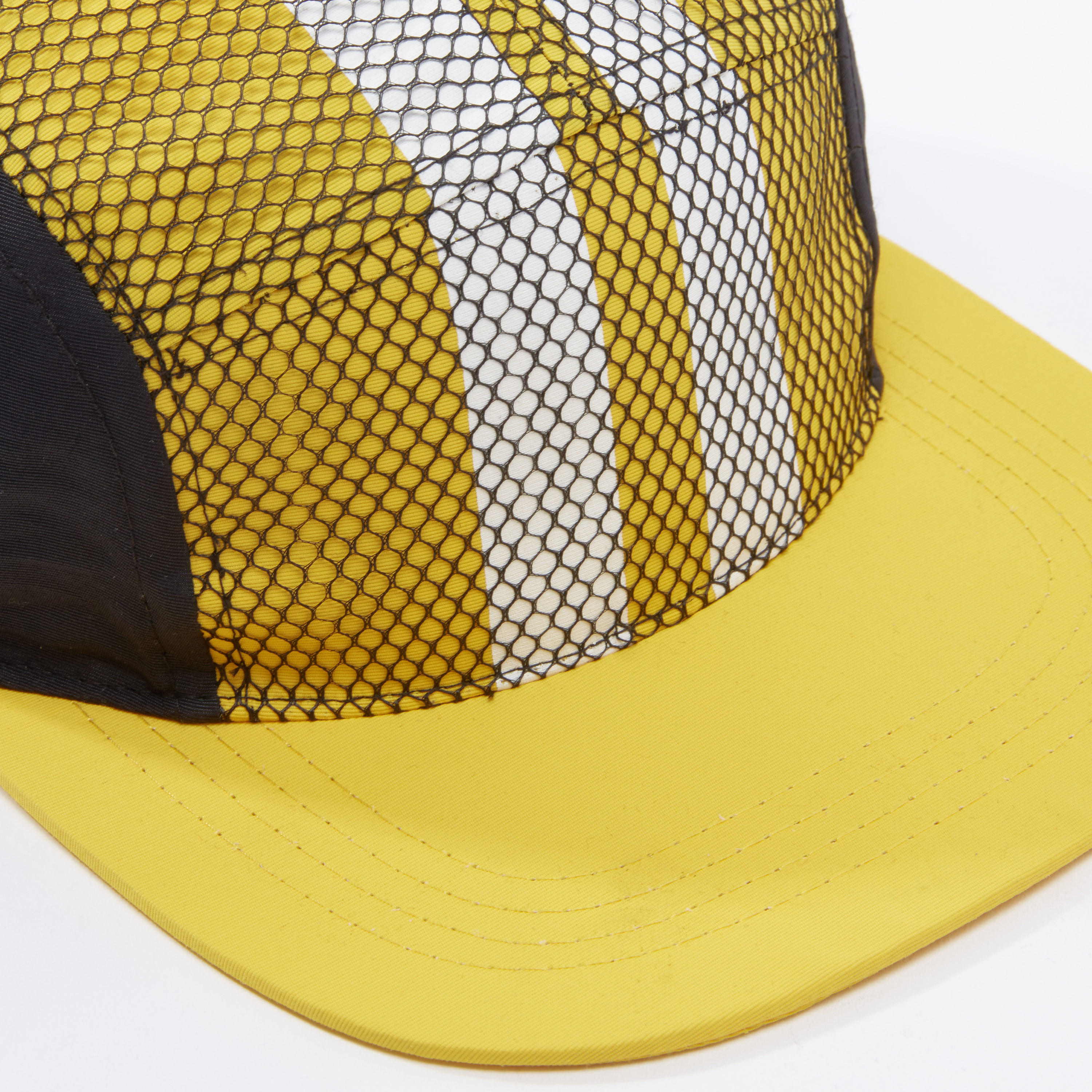 قبعة كاب مقلّمة بتفاصيل شبكية-men-caps-image-2