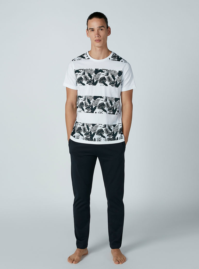 طقم بنطال بيجاما سادة وتيشيرت بأكمام قصيرة وطبعات-men-clothing-nightwear-sets-image-4
