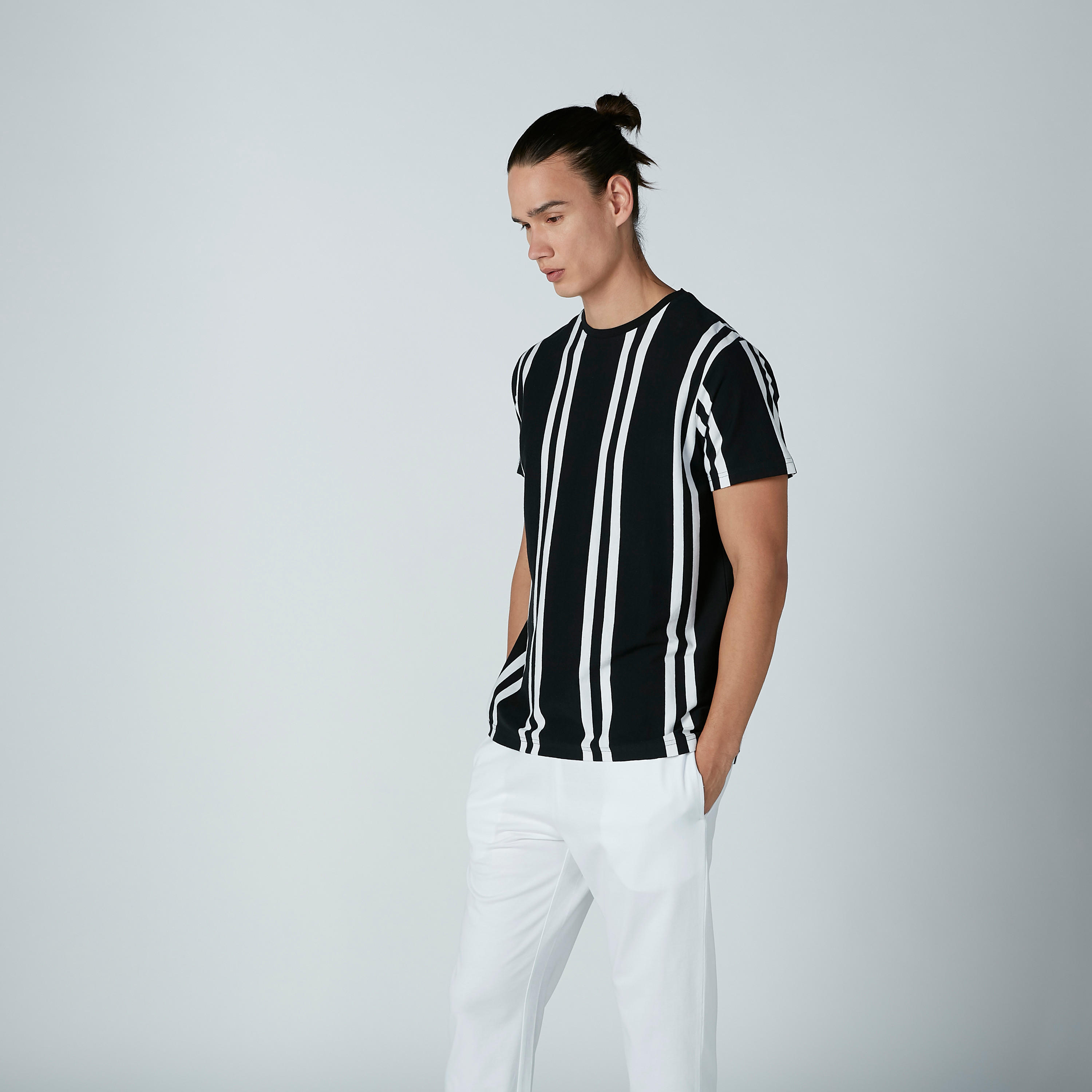 طقم بنطال بيجاما بجيوب وتيشيرت مقلّم بأكمام قصيرة-men-clothing-nightwear-sets-image-1