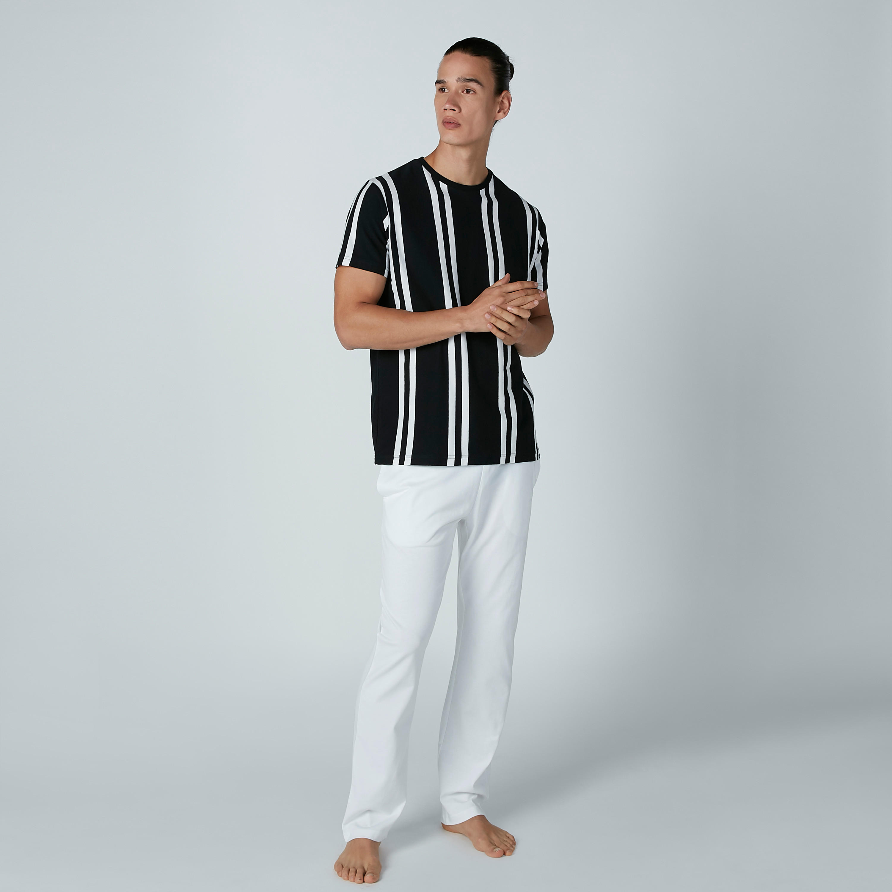 طقم بنطال بيجاما بجيوب وتيشيرت مقلّم بأكمام قصيرة-men-clothing-nightwear-sets-image-2