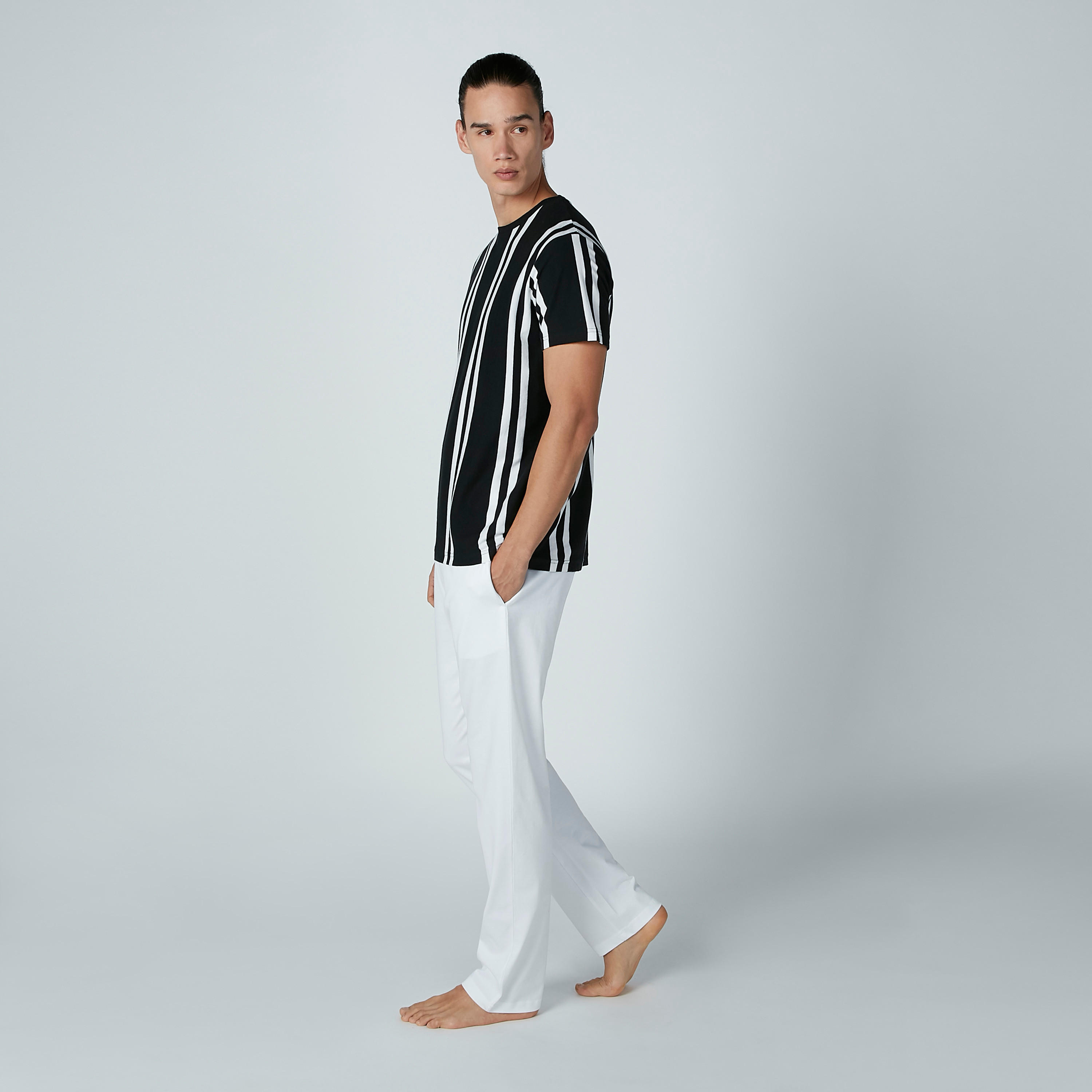 طقم بنطال بيجاما بجيوب وتيشيرت مقلّم بأكمام قصيرة-men-clothing-nightwear-sets-image-3