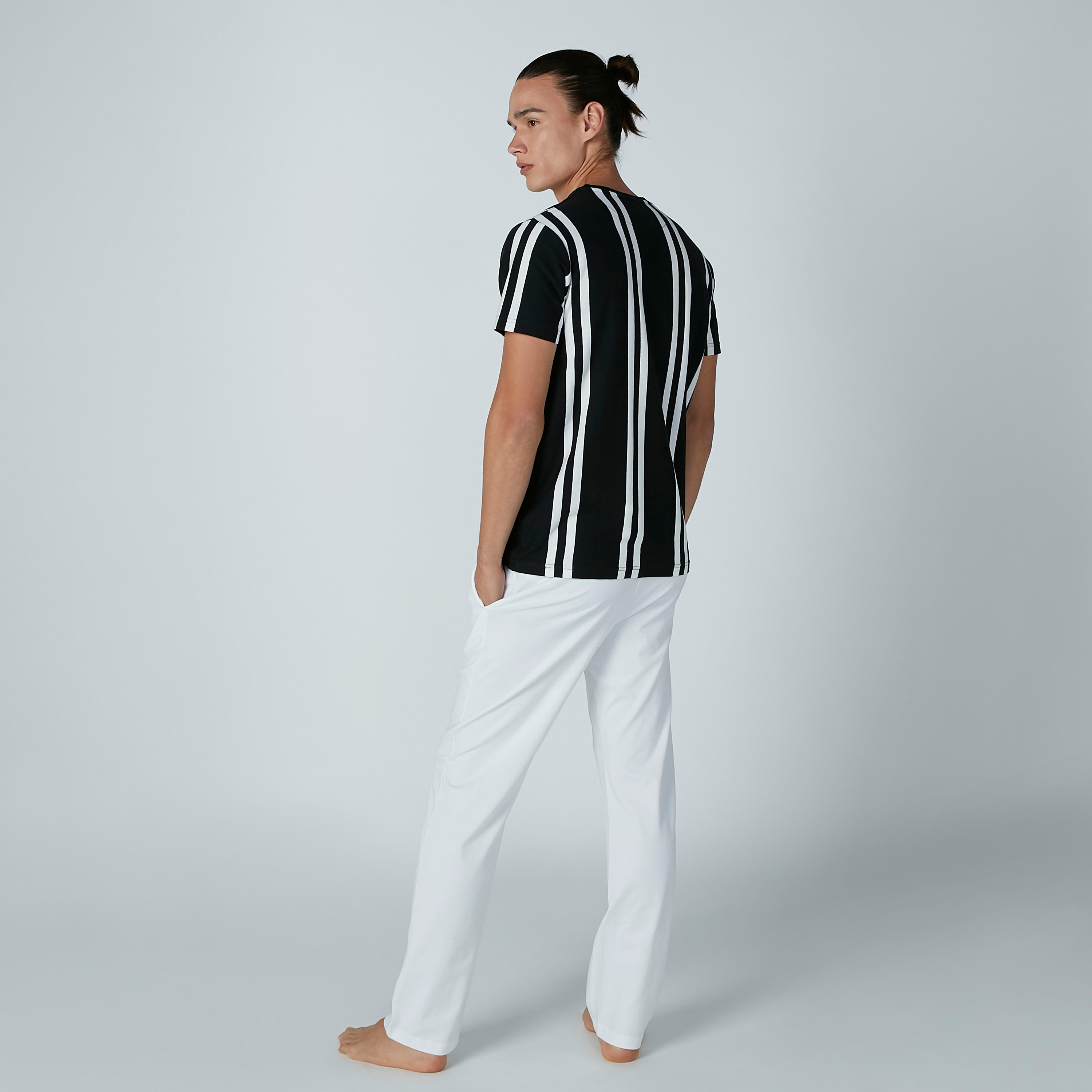 طقم بنطال بيجاما بجيوب وتيشيرت مقلّم بأكمام قصيرة-men-clothing-nightwear-sets-image-4