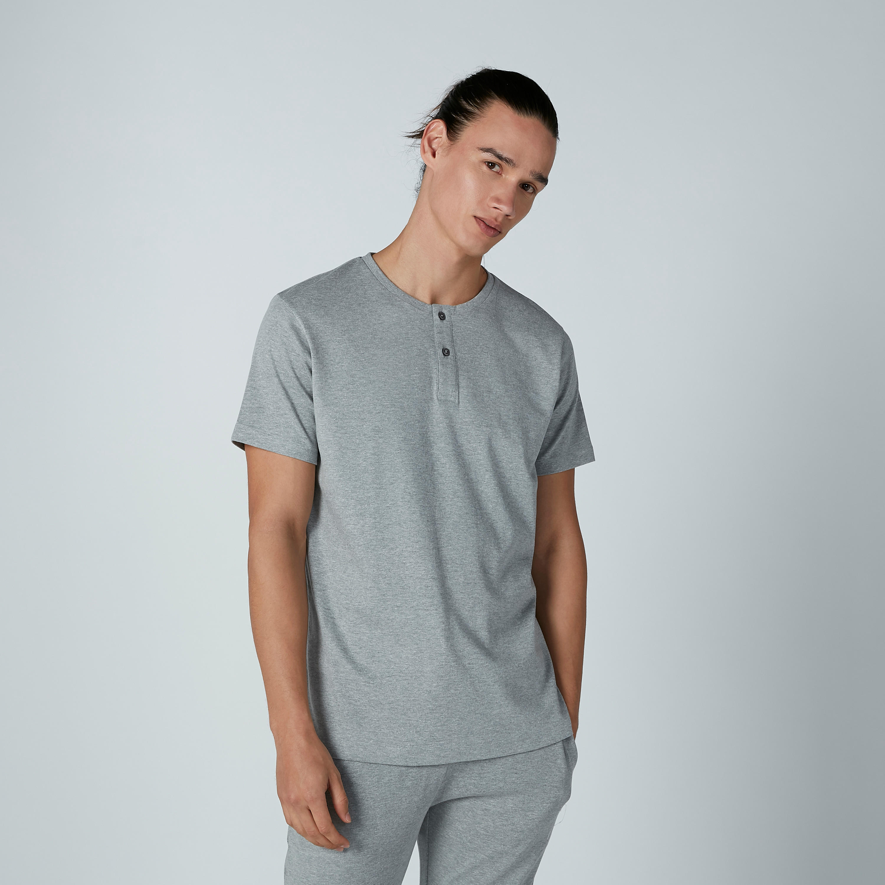 طقم بنطال بيجاما وتيشيرت سادة بياقة هينلي وجيوب-men-clothing-nightwear-sets-image-1