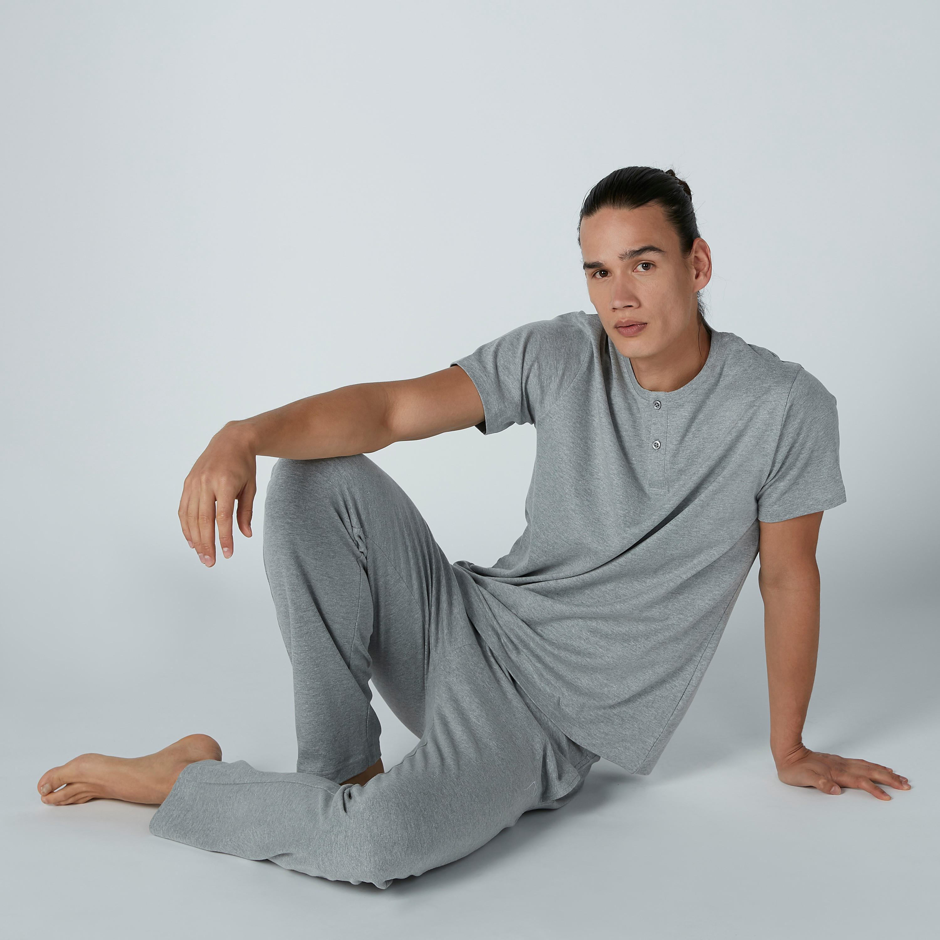 طقم بنطال بيجاما وتيشيرت سادة بياقة هينلي وجيوب-men-clothing-nightwear-sets-image-2