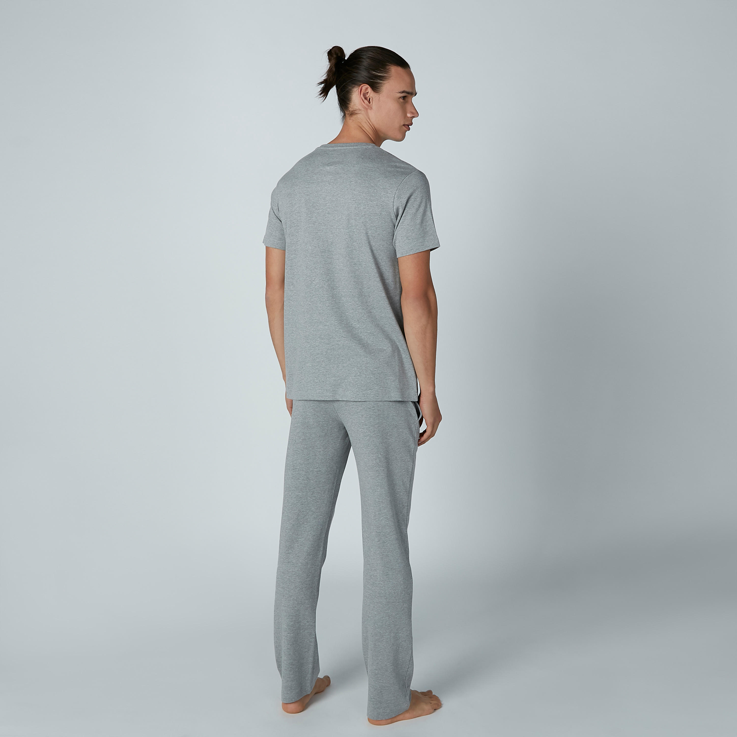 طقم بنطال بيجاما وتيشيرت سادة بياقة هينلي وجيوب-men-clothing-nightwear-sets-image-5