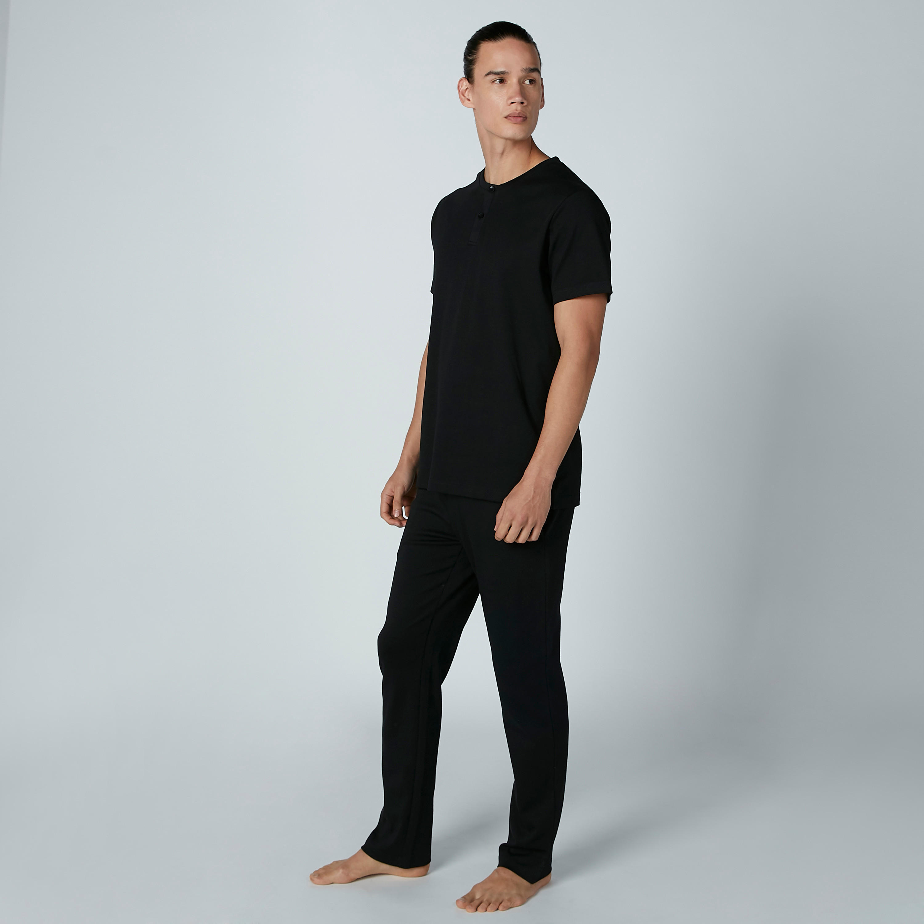 طقم بنطال بيجاما بجيوب وتيشيرت سادة بياقة هينلي-men-clothing-nightwear-sets-image-4