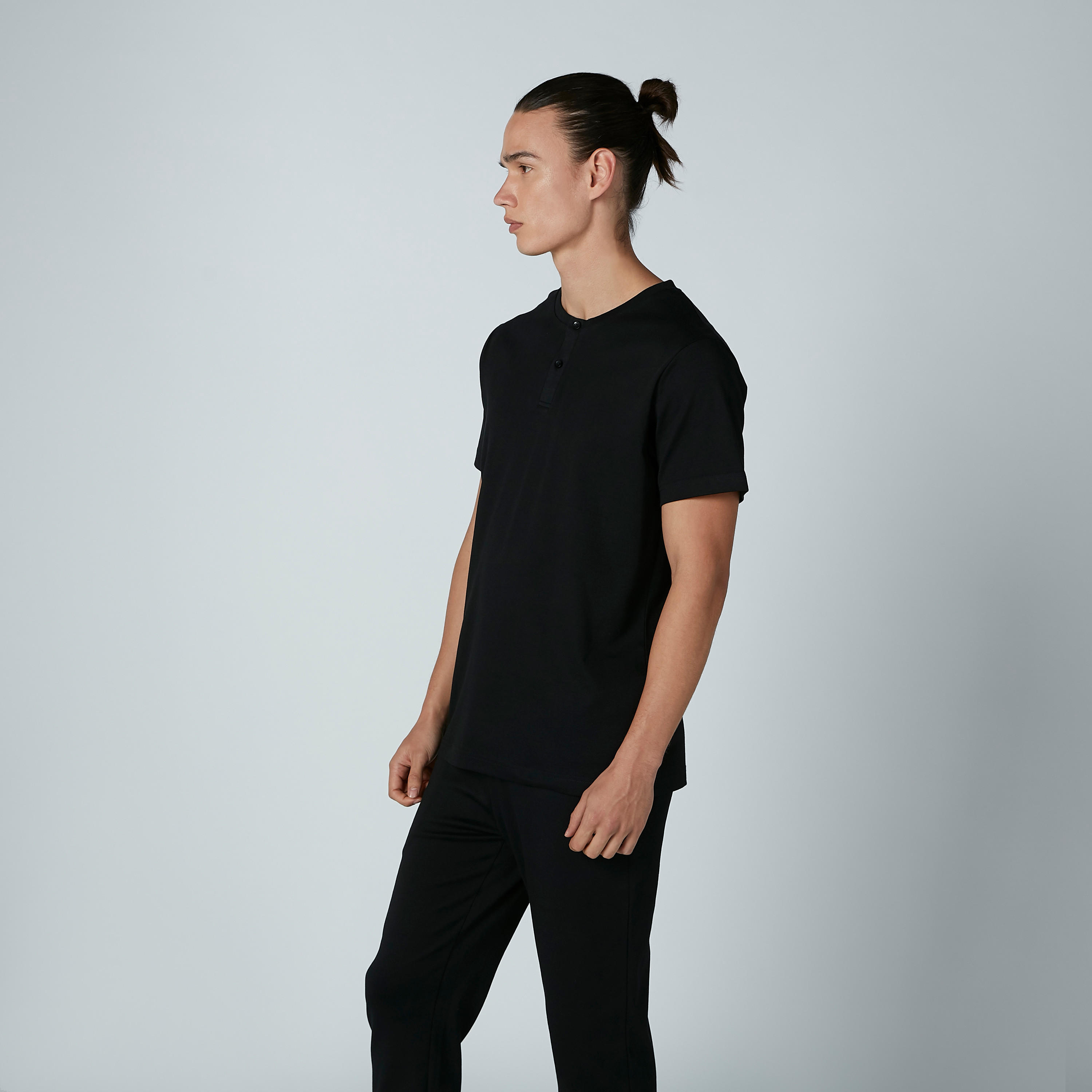 طقم بنطال بيجاما بجيوب وتيشيرت سادة بياقة هينلي-men-clothing-nightwear-sets-image-3