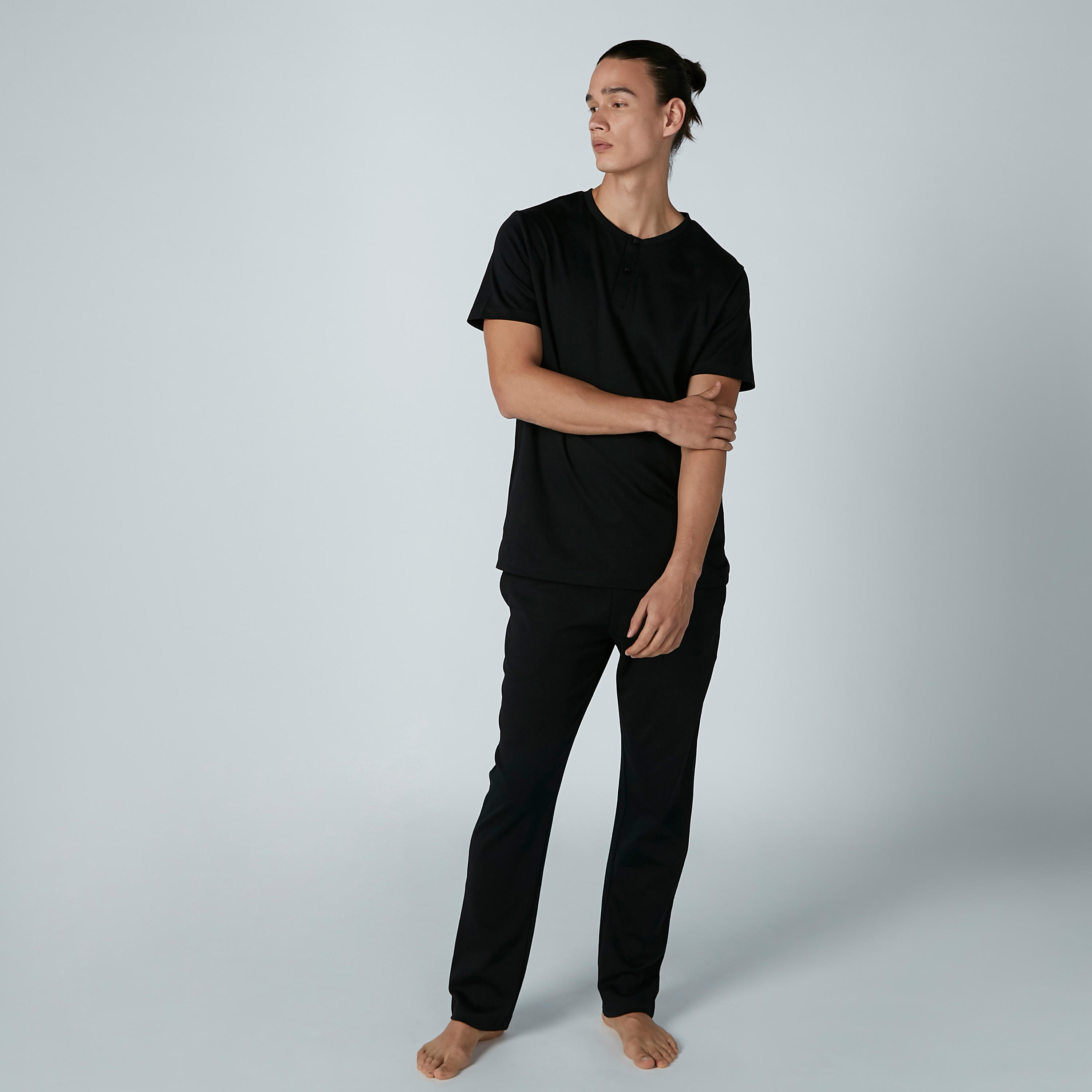 طقم بنطال بيجاما بجيوب وتيشيرت سادة بياقة هينلي-men-clothing-nightwear-sets-image-2